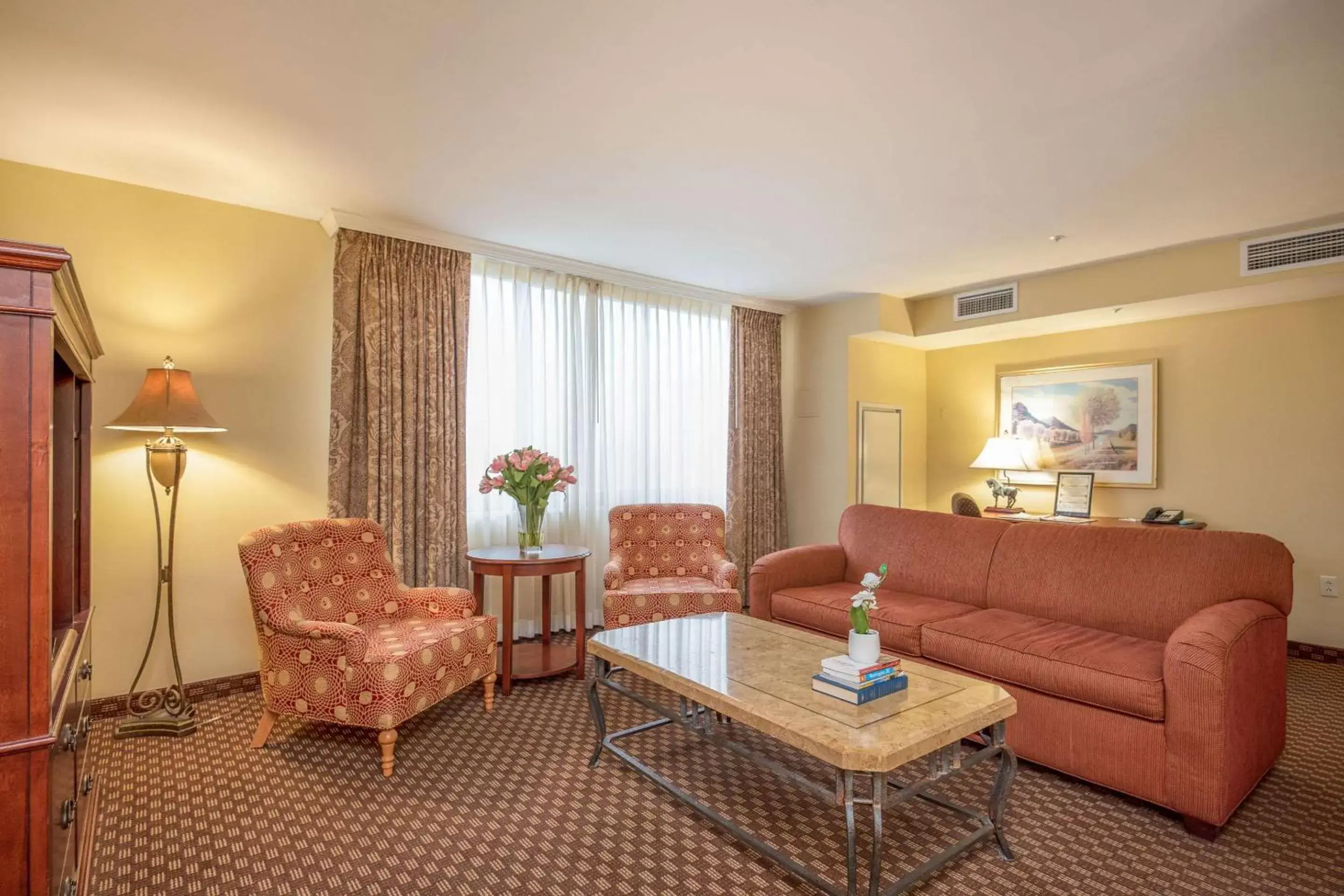 Photo of the whole room, Seating Area in Clarion Collection Hotel Arlington Court Suites