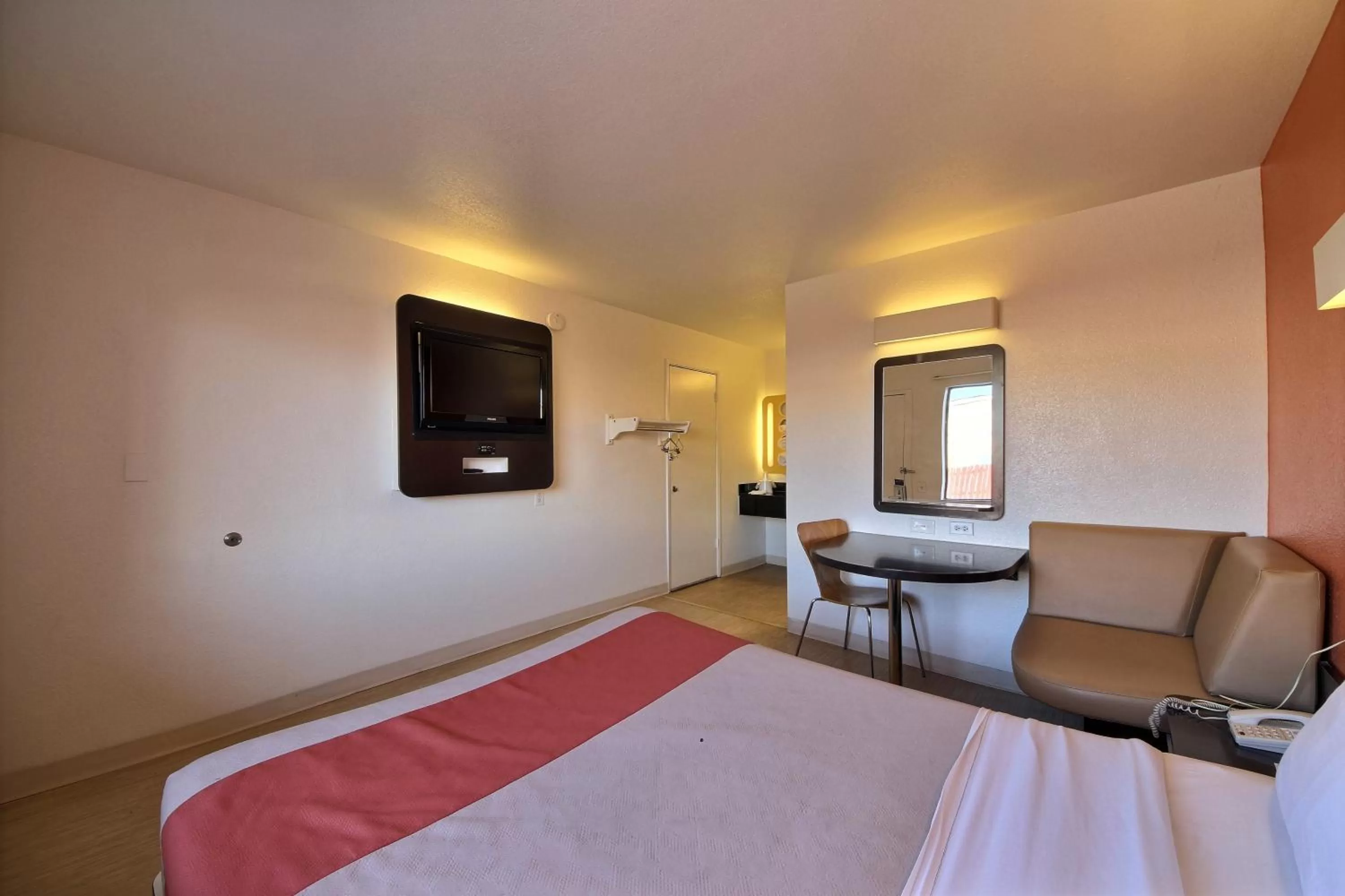 Seating area, Bed in Motel 6-Laredo, TX - South