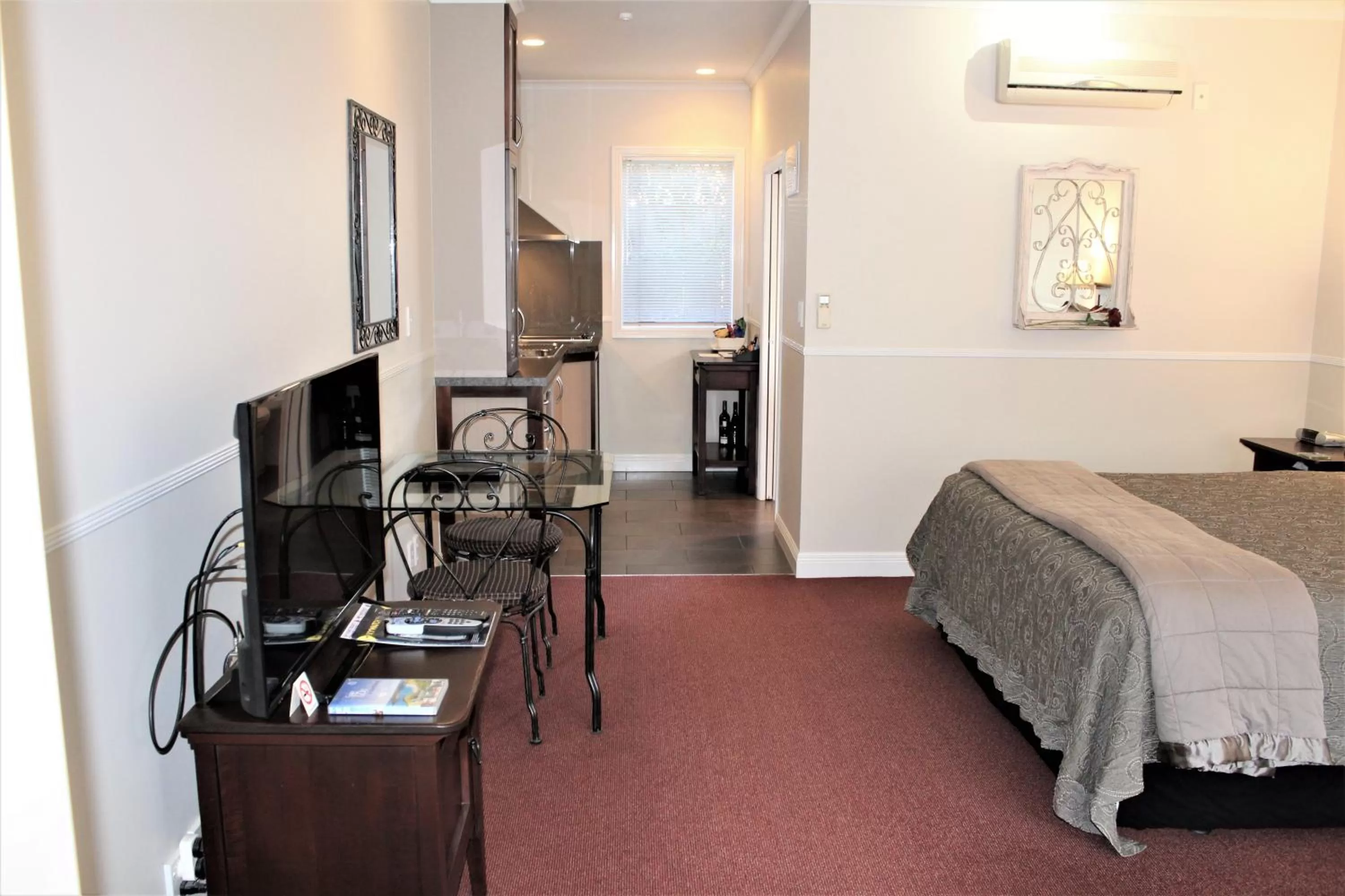 Photo of the whole room, Bed in Lodge Bordeaux