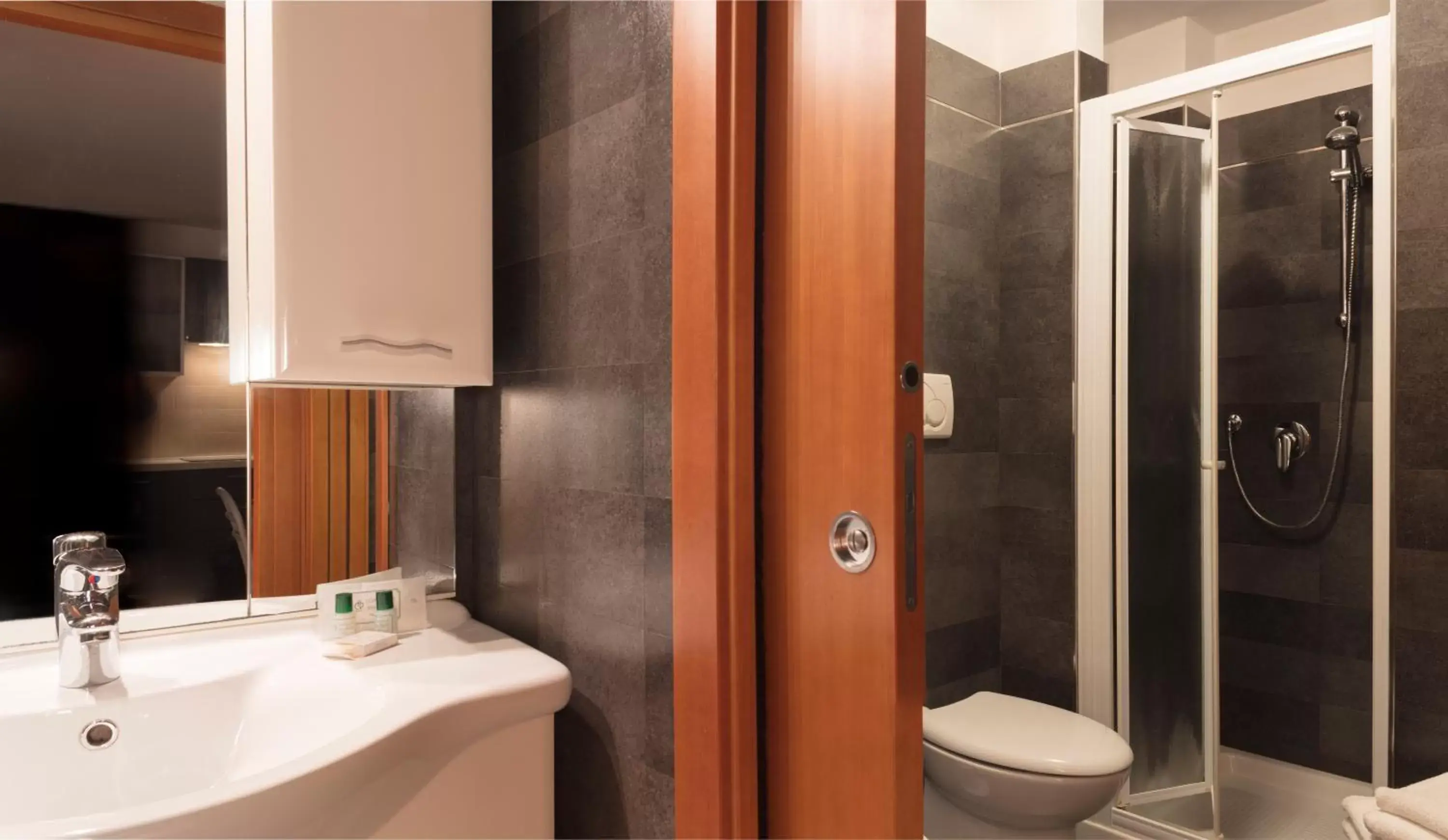 Bathroom in Hotel Commercio & Pellegrino
