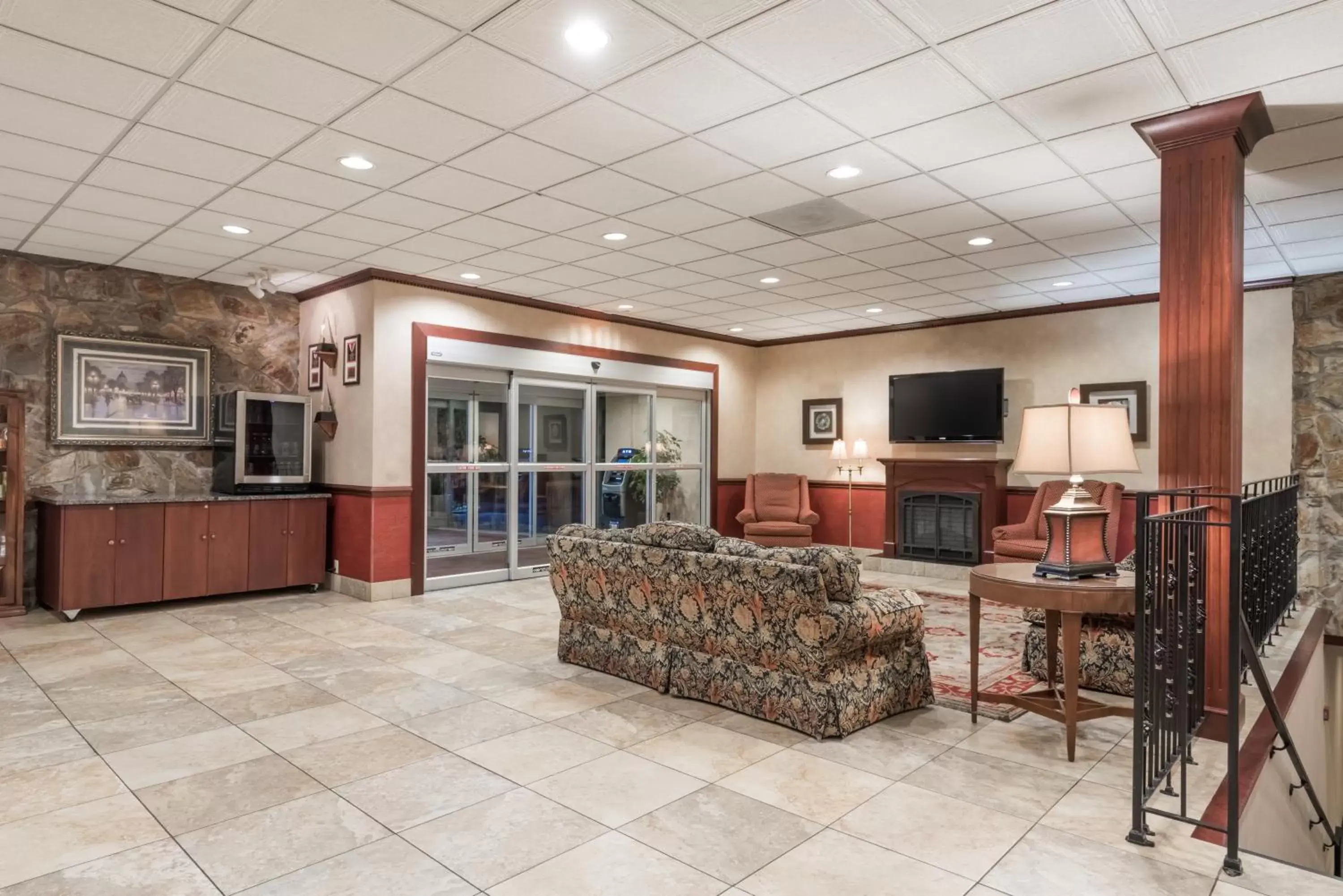 Lobby or reception, Lounge/Bar in Ramada by Wyndham State College Hotel & Conference Center