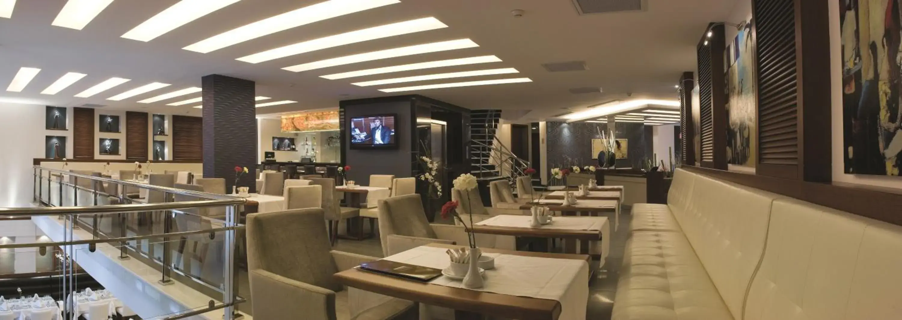 Lounge or bar, Restaurant/Places to Eat in Blanca Hotel