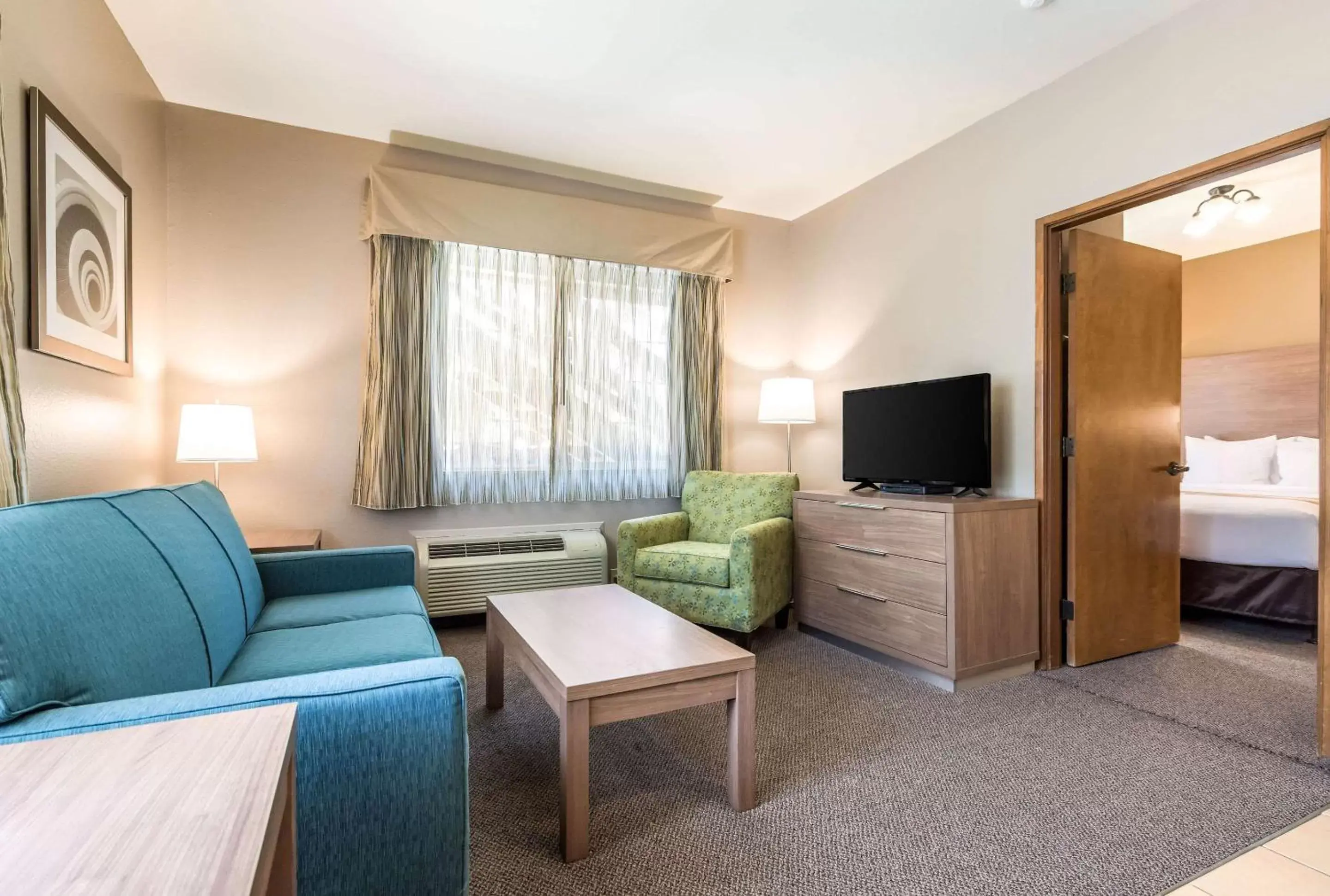 Bedroom, Seating Area in Quality Inn & Suites Bainbridge Island