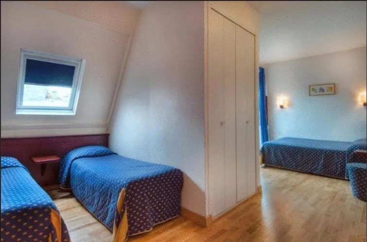 Photo of the whole room, Bed in Hôtel De Paris Opera