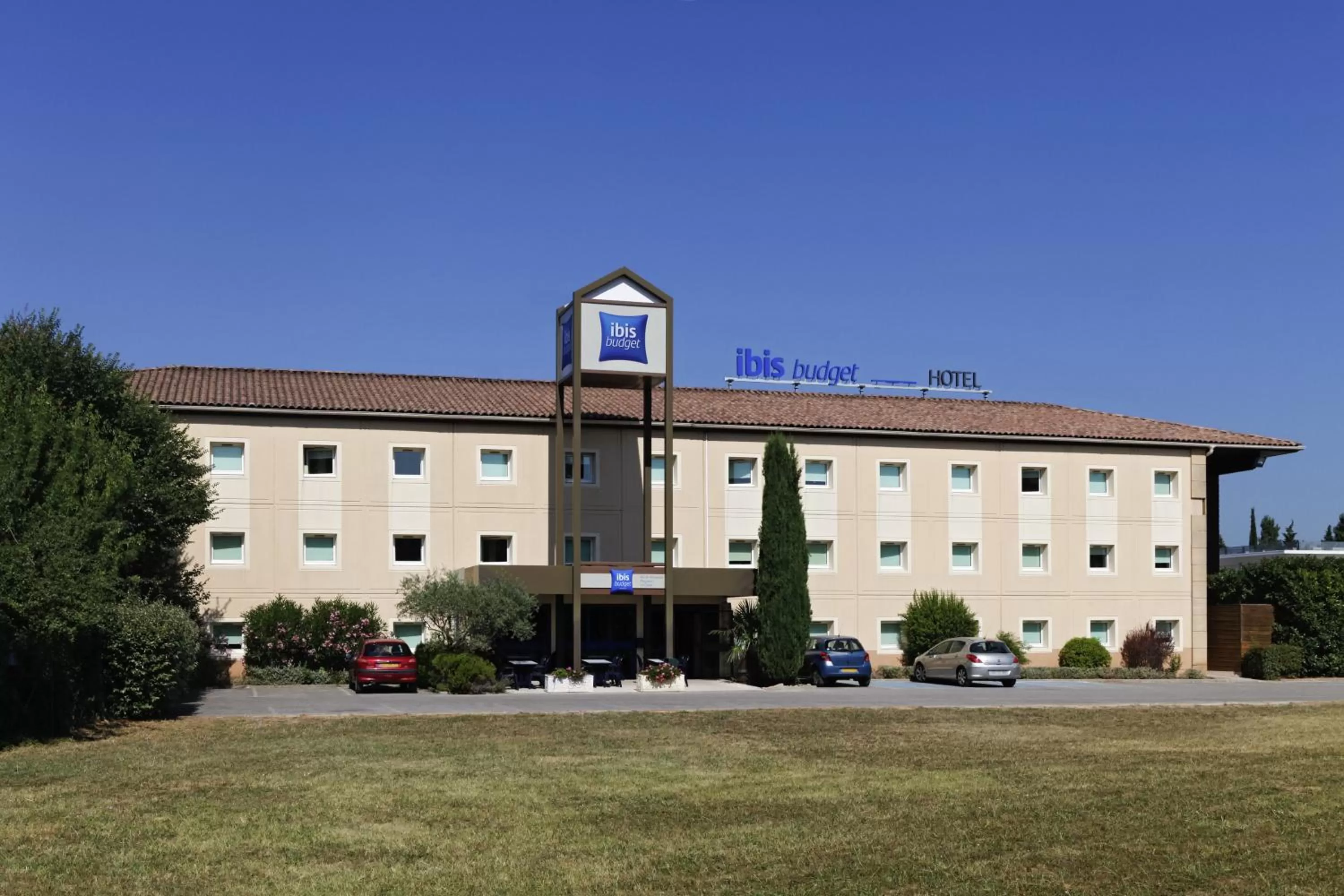 Facade/entrance in IBIS Budget Aix en Provence Est Le Canet