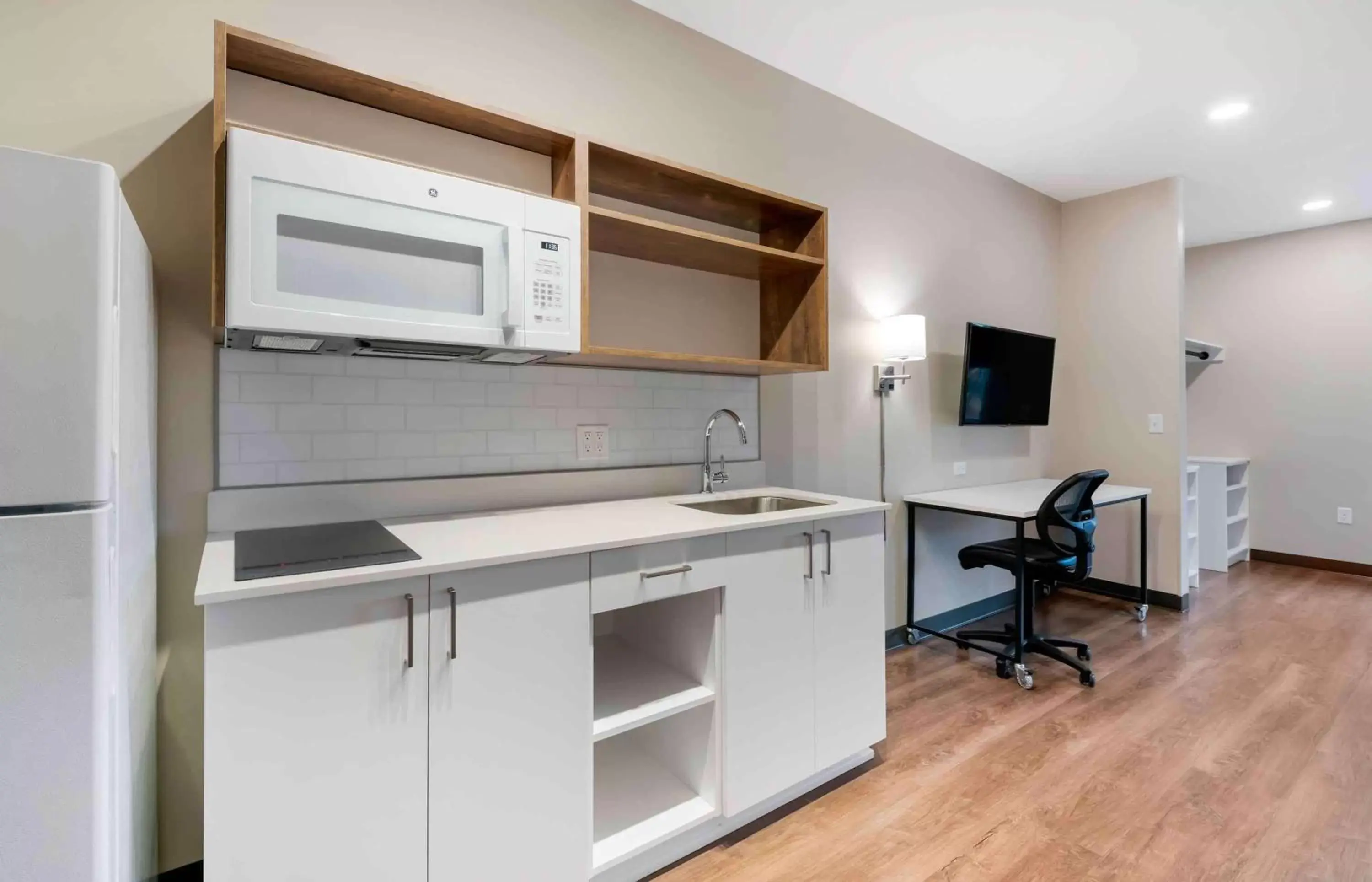 Bedroom, Kitchen/Kitchenette in Extended Stay America Premier Suites - Daytona Beach - Ormond Beach