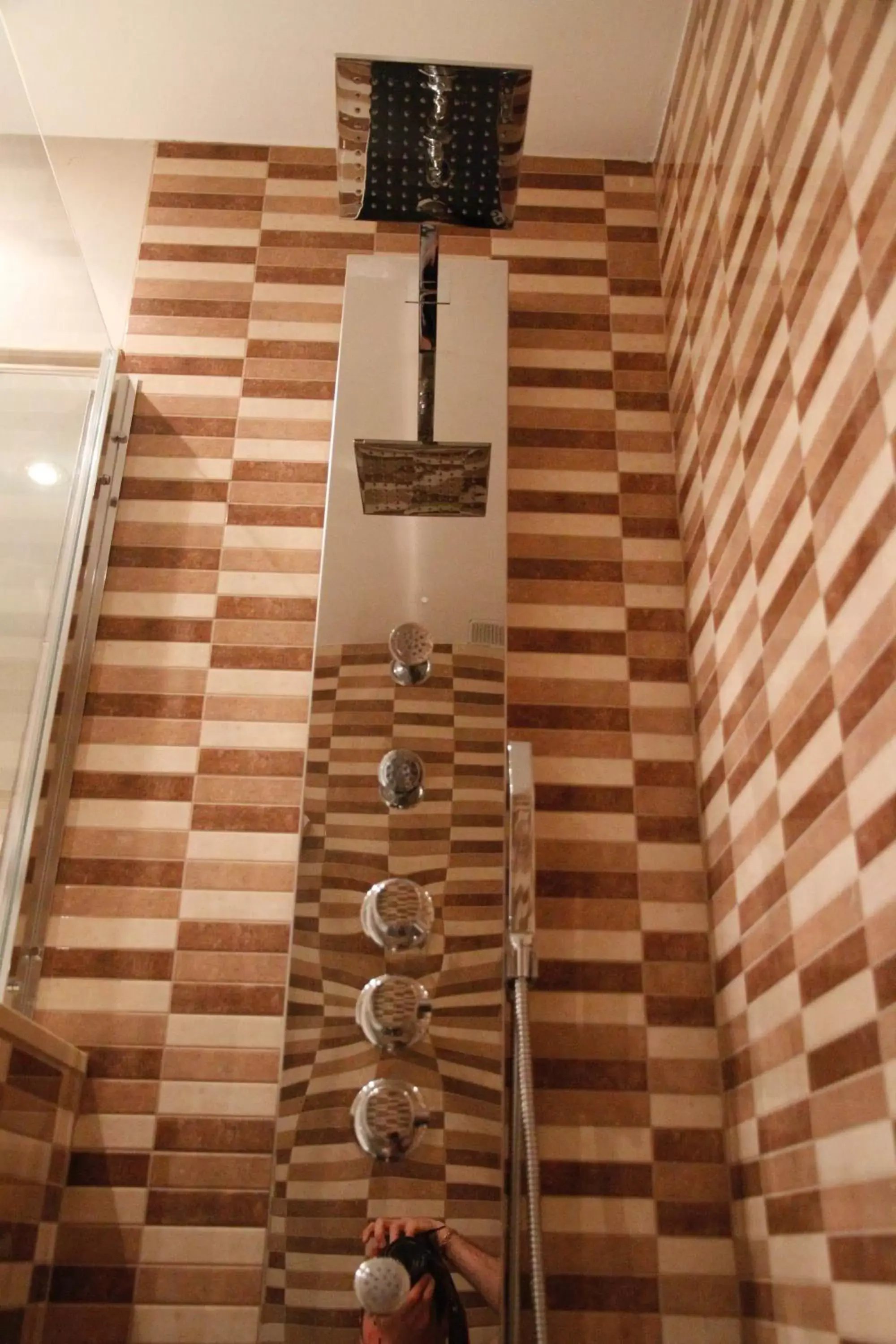 Shower in Parrots Sitges Hotel