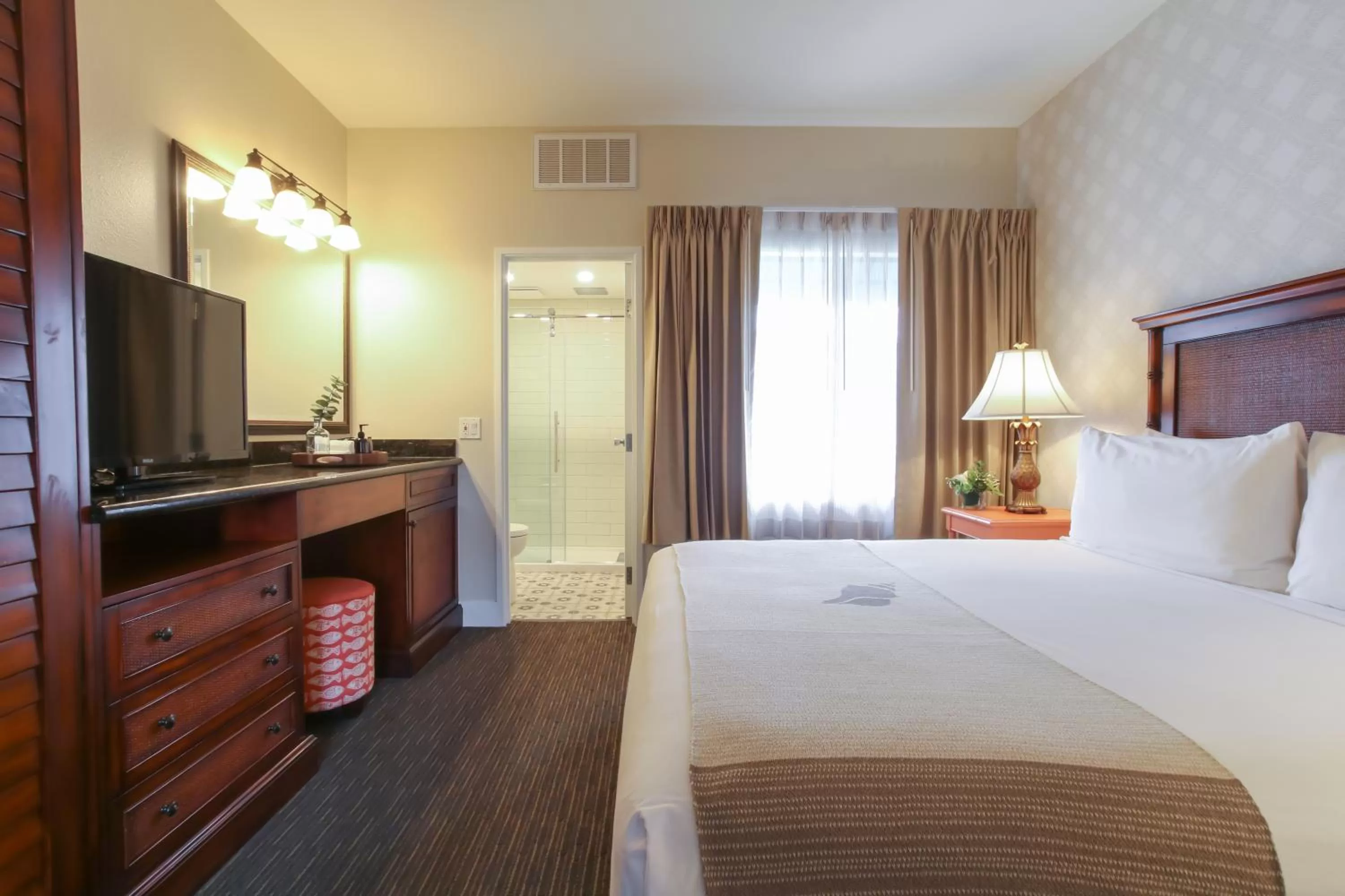 Bed in Oxford Suites Pismo Beach