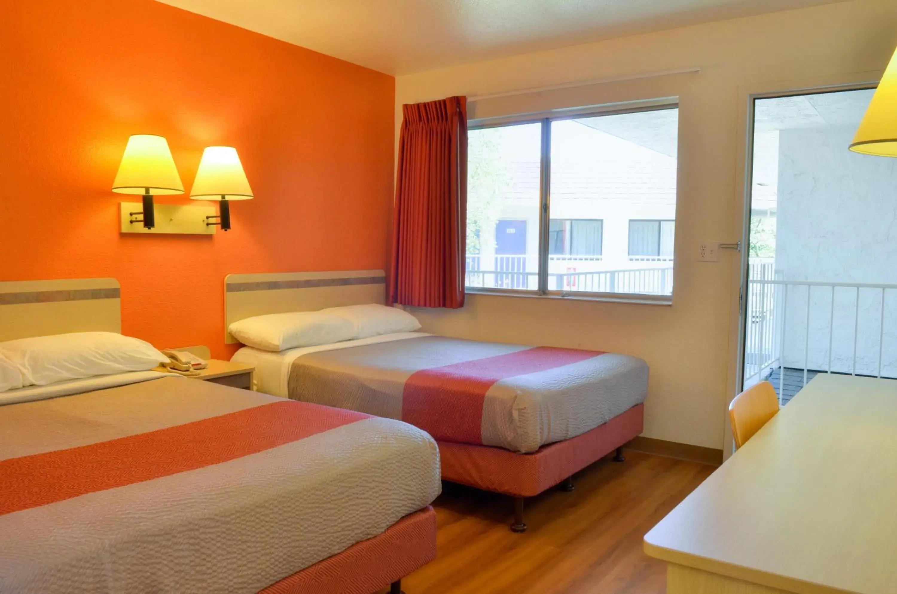 Bedroom, Bed in Motel 6 Santa Nella, CA - Los Banos - Interstate 5