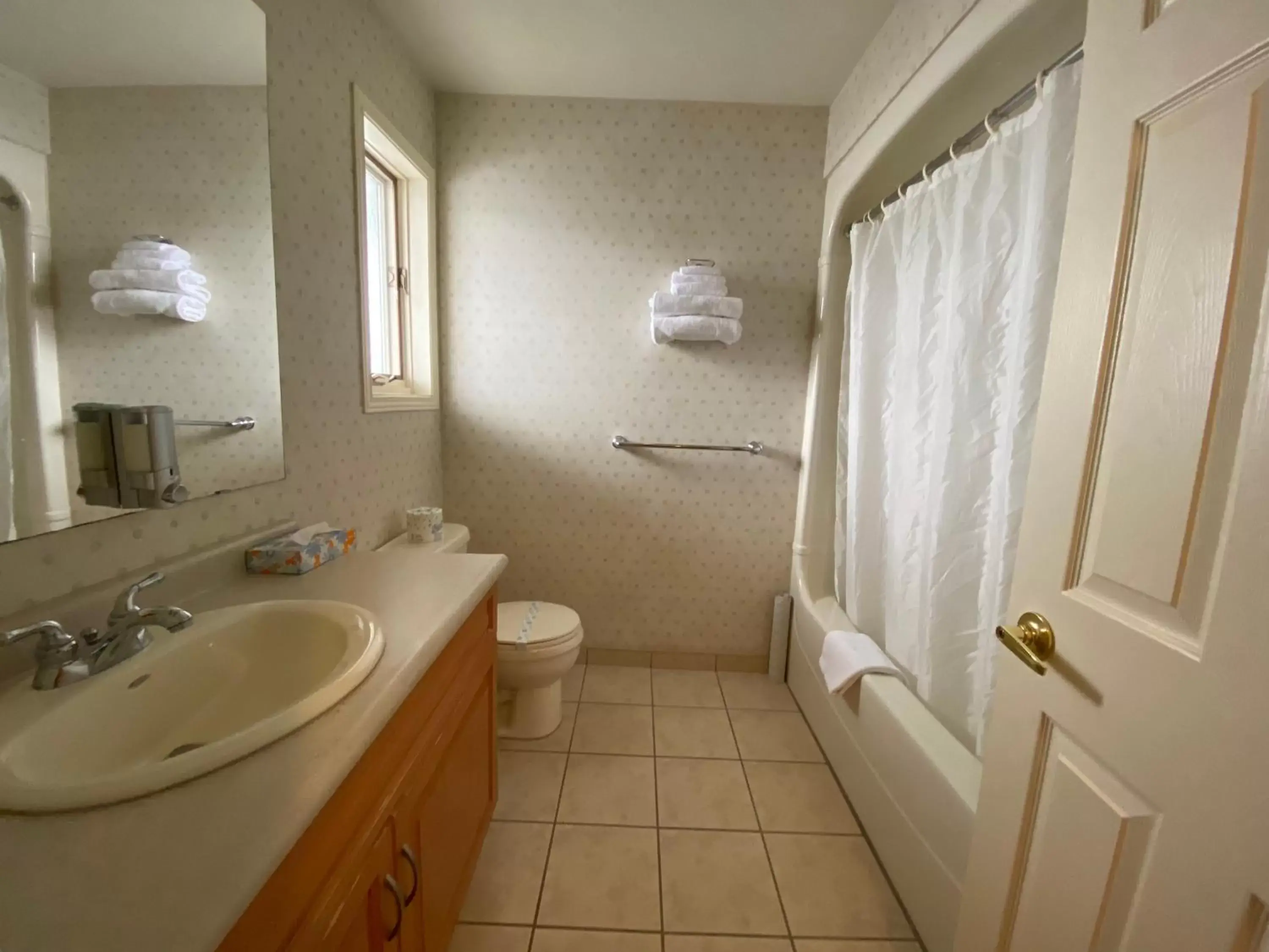 Toilet, Bathroom in Country Inn Listowel