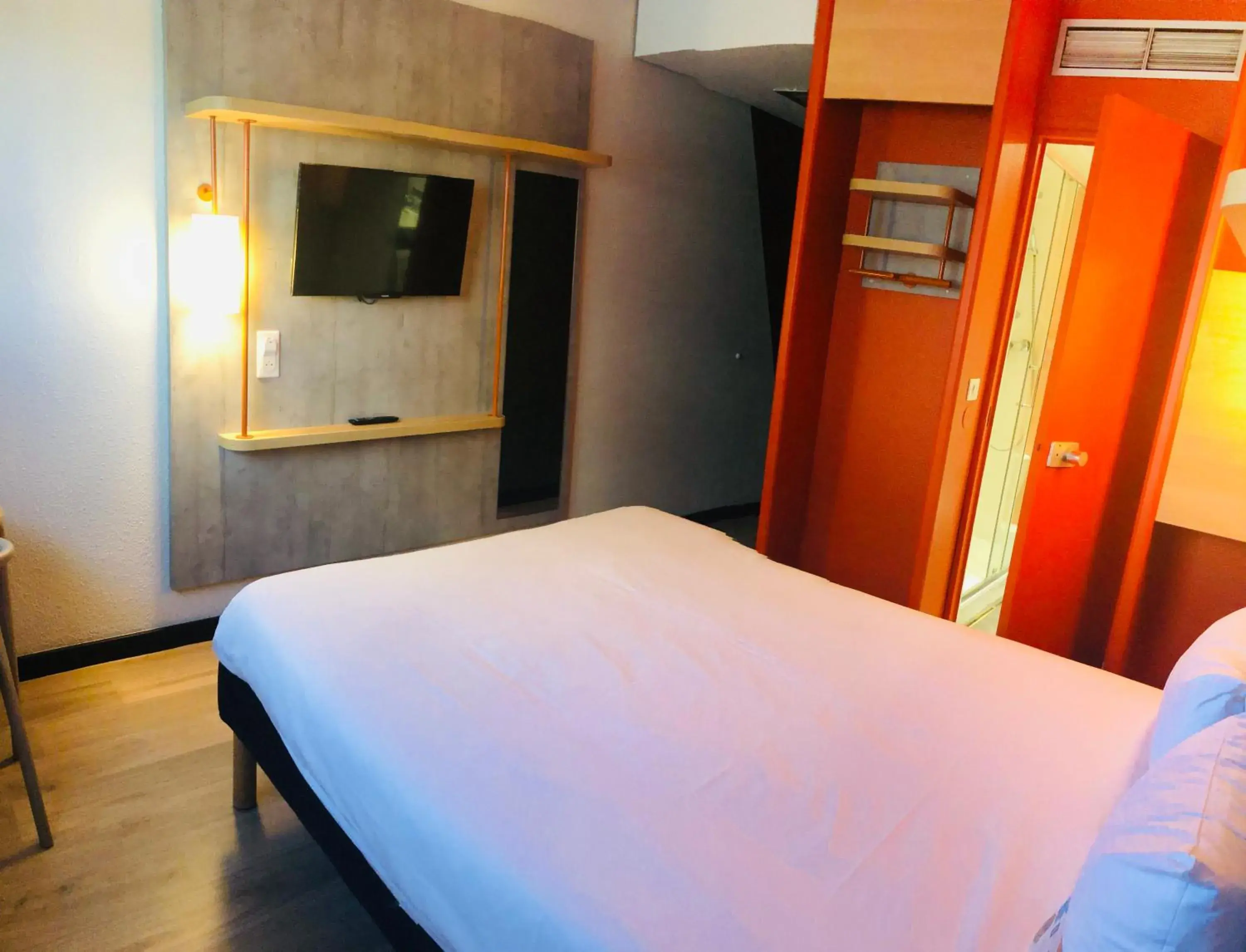 Bedroom, Bed in ibis budget Paris Porte de Montreuil