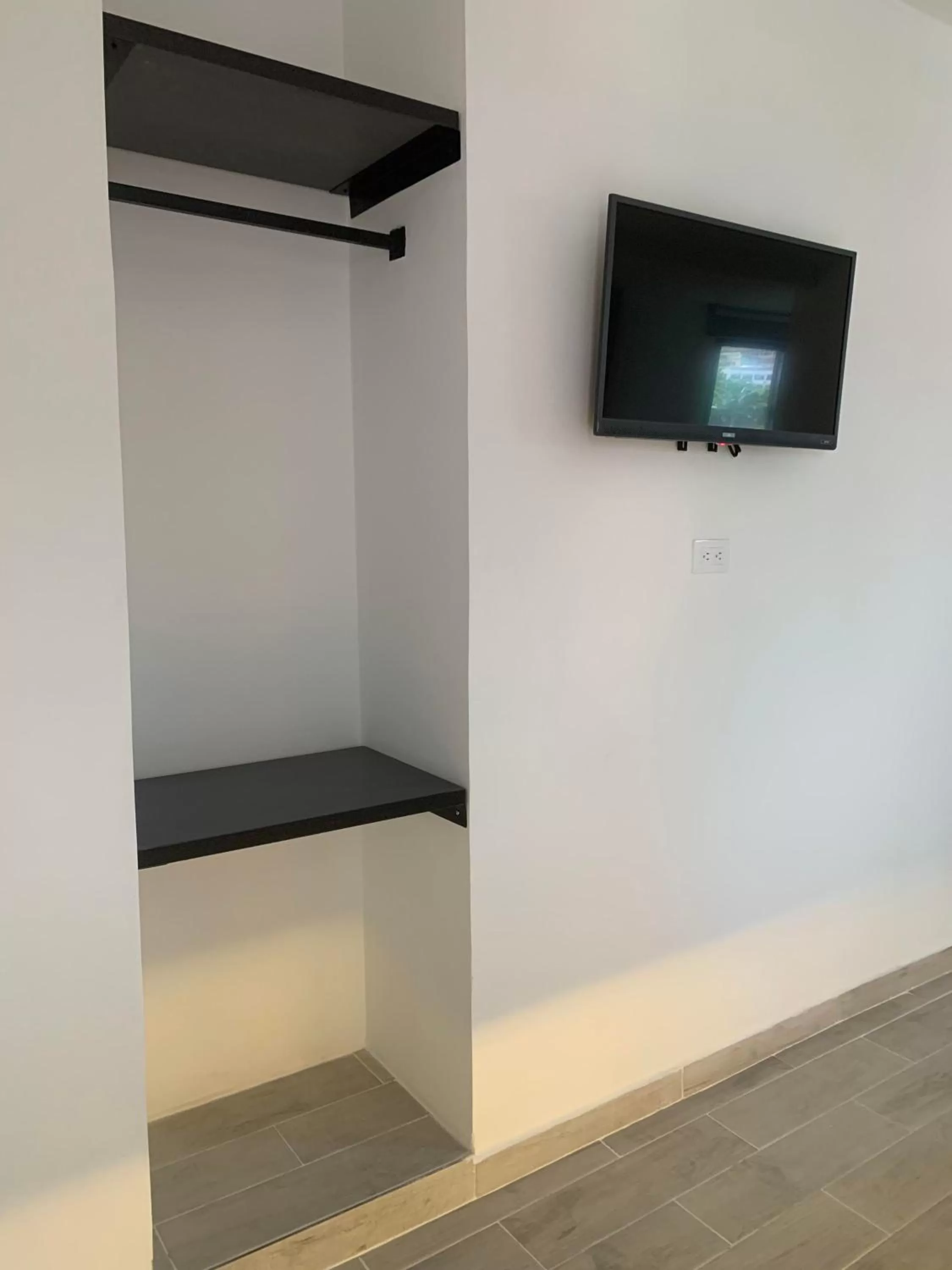 TV and multimedia in Hotel 14-04