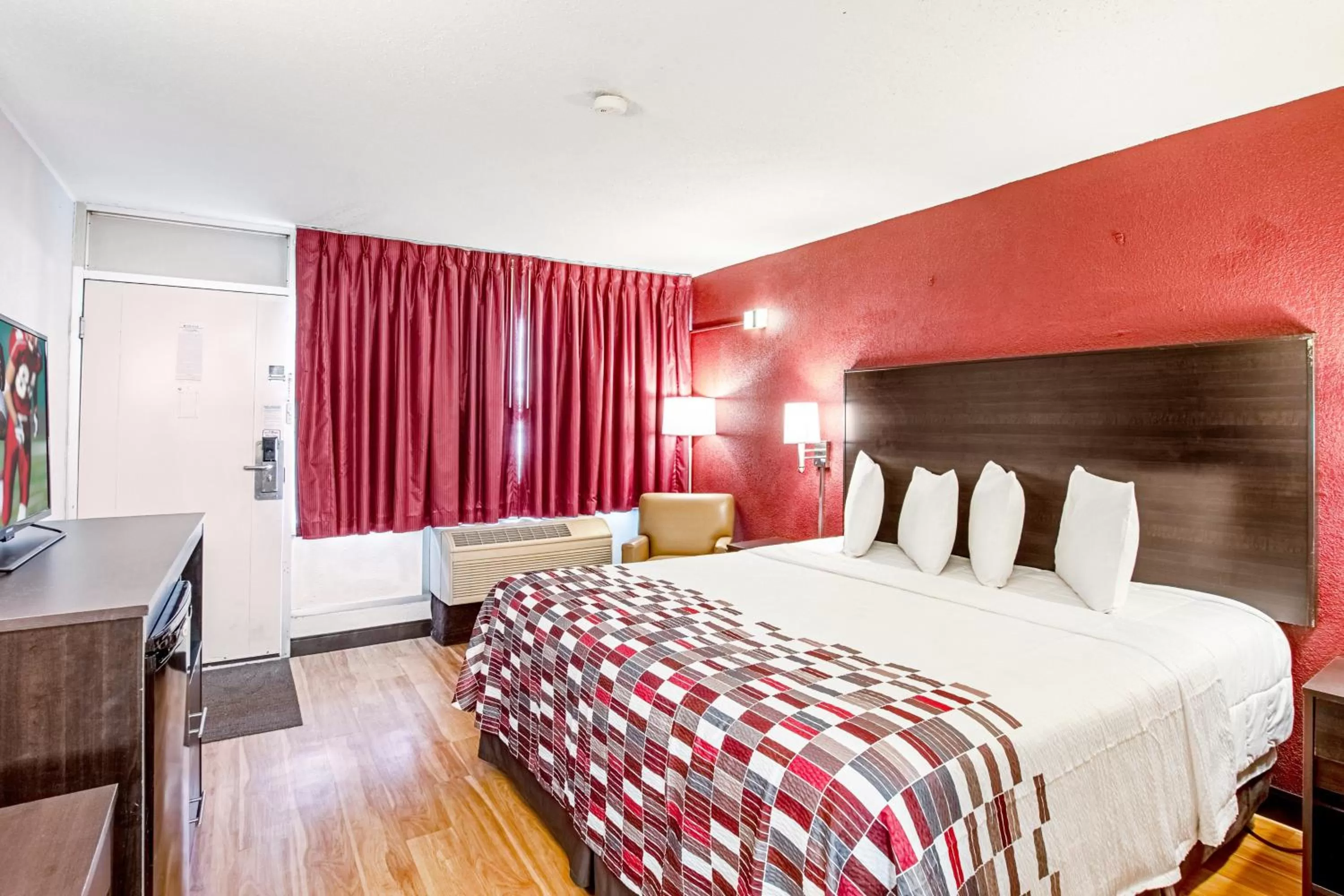 Photo of the whole room, Bed in Red Roof Inn Battle Creek