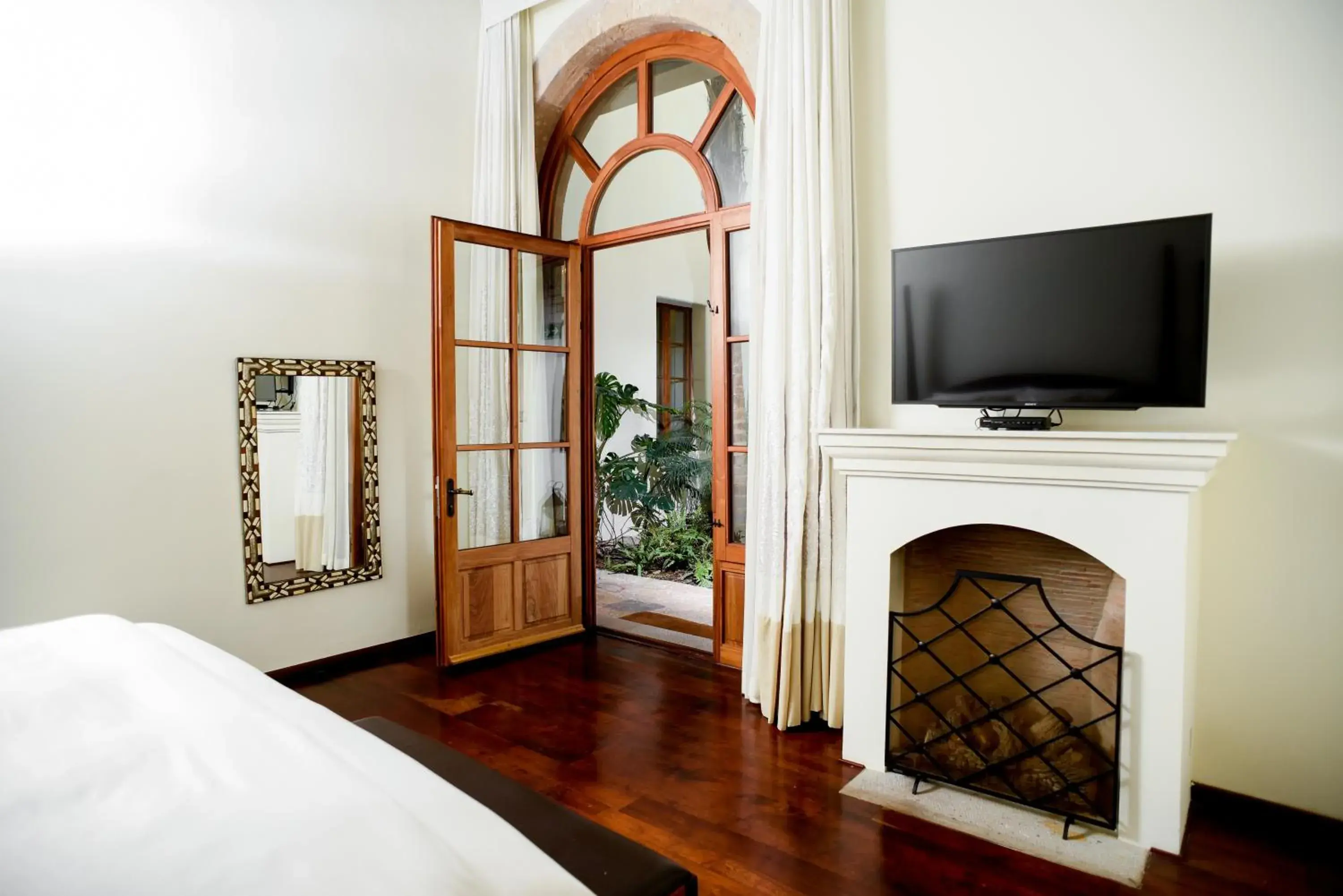 flat iron, TV/Entertainment Center in HOTEL CASA BLANCA 7