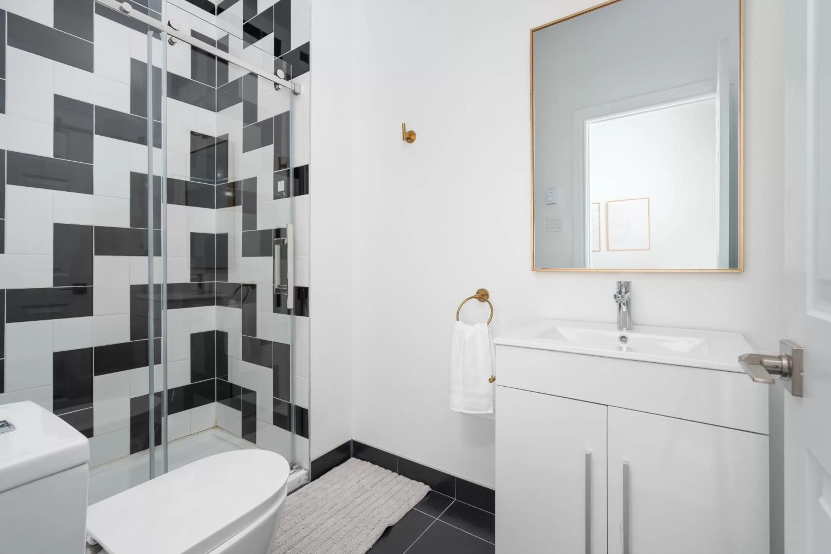 Bathroom in Le Penfield Par Nomade MTL