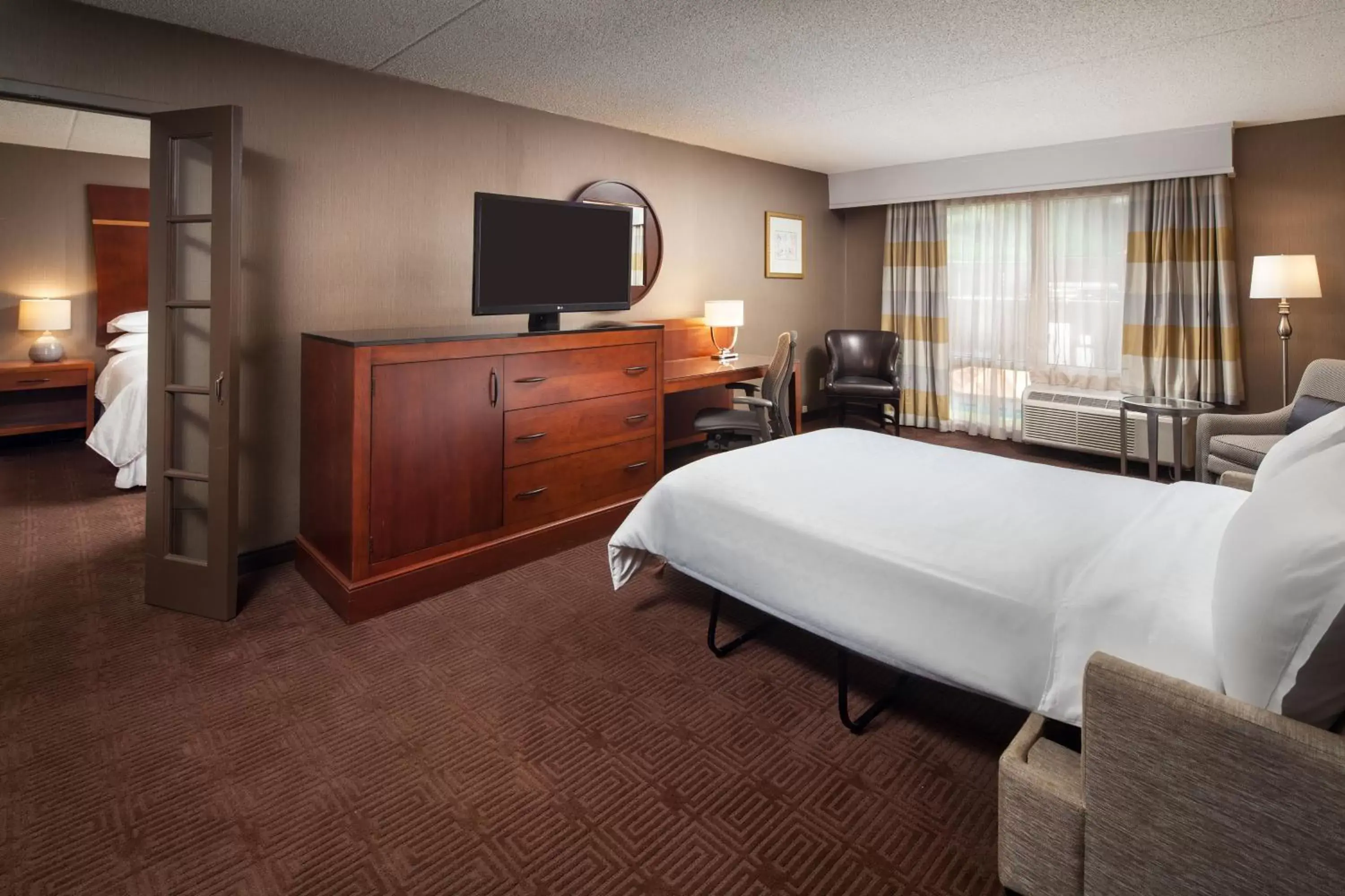 Bedroom in Sheraton Agoura Hills Hotel