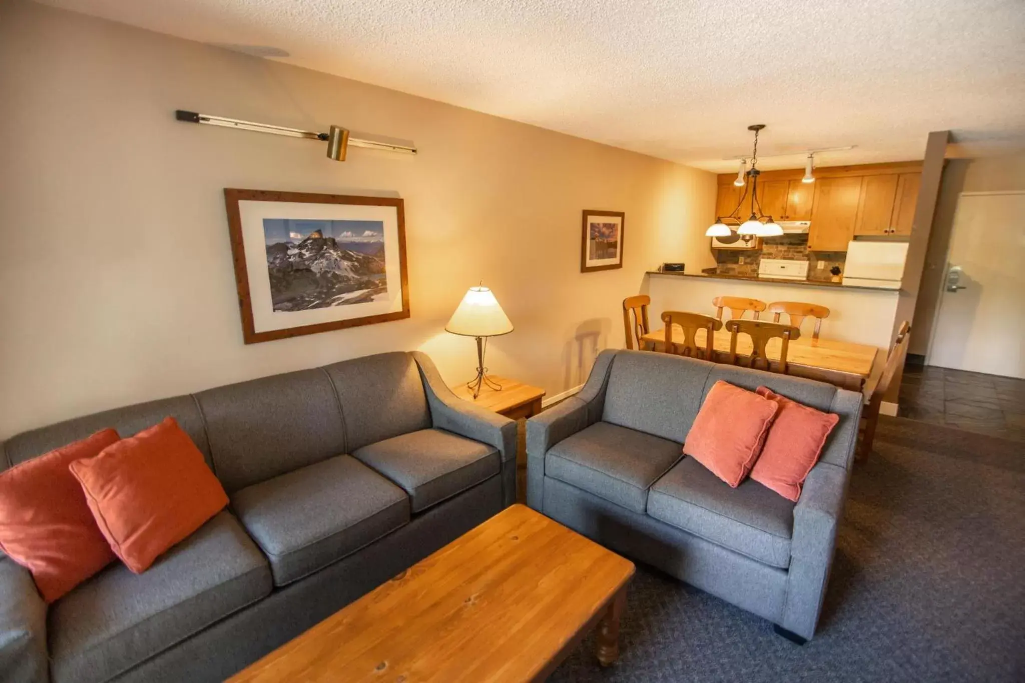 Kitchen or kitchenette, Seating Area in Tantalus Resort Lodge