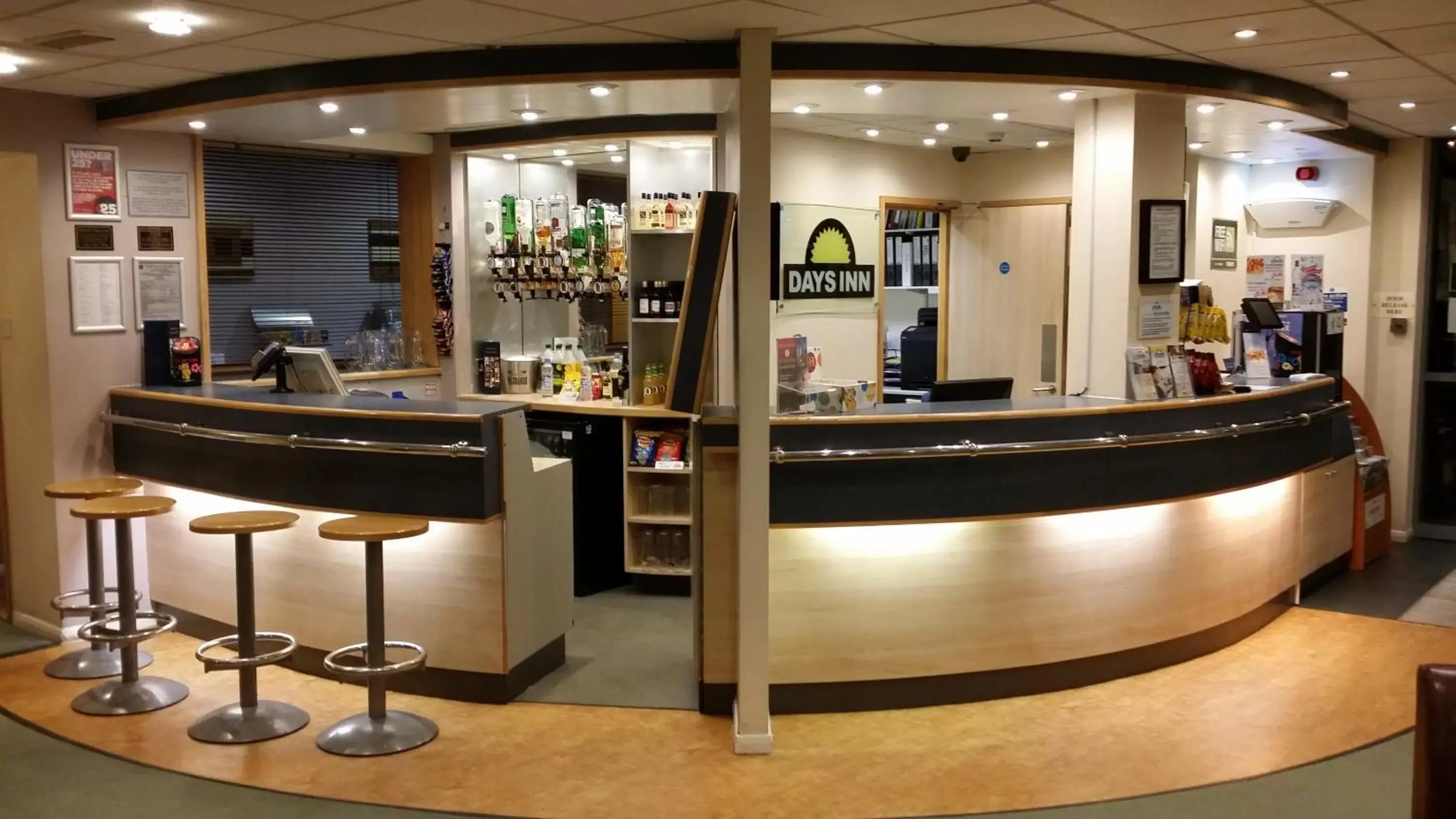 Lounge/Bar in Days Inn by Wyndham Donington