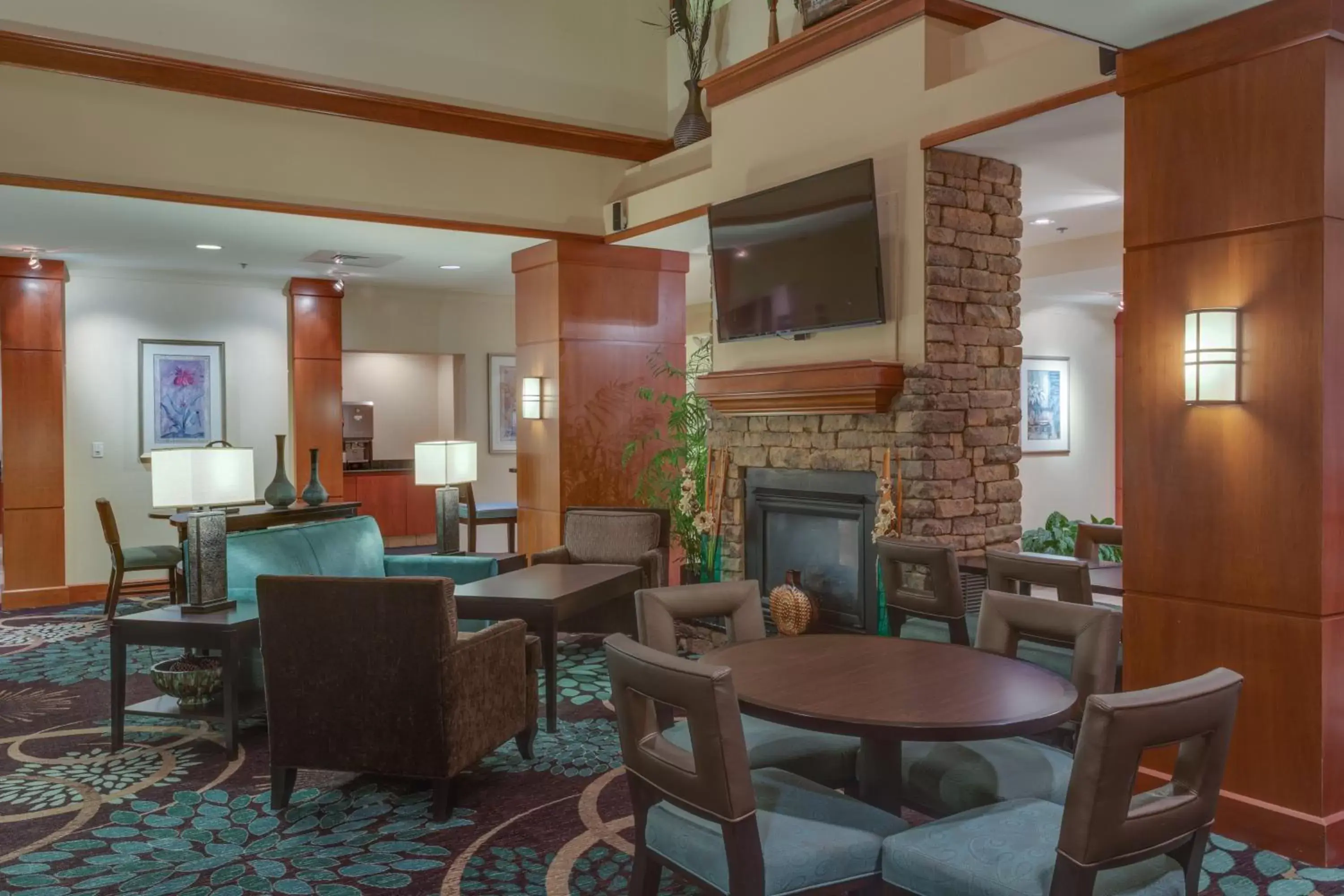 Lobby or reception, Lounge/Bar in Staybridge Suites Tallahassee I-10 East, an IHG Hotel