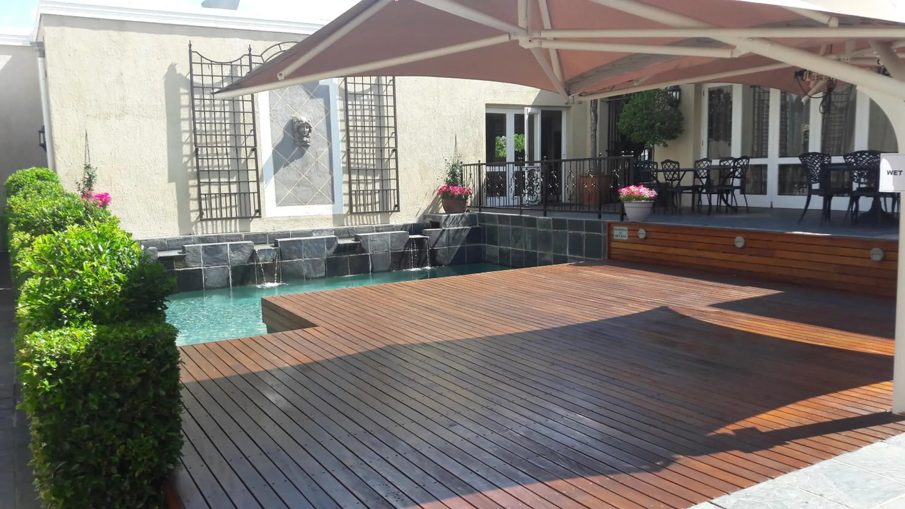 Swimming pool in Lemoenkloof Guesthouse