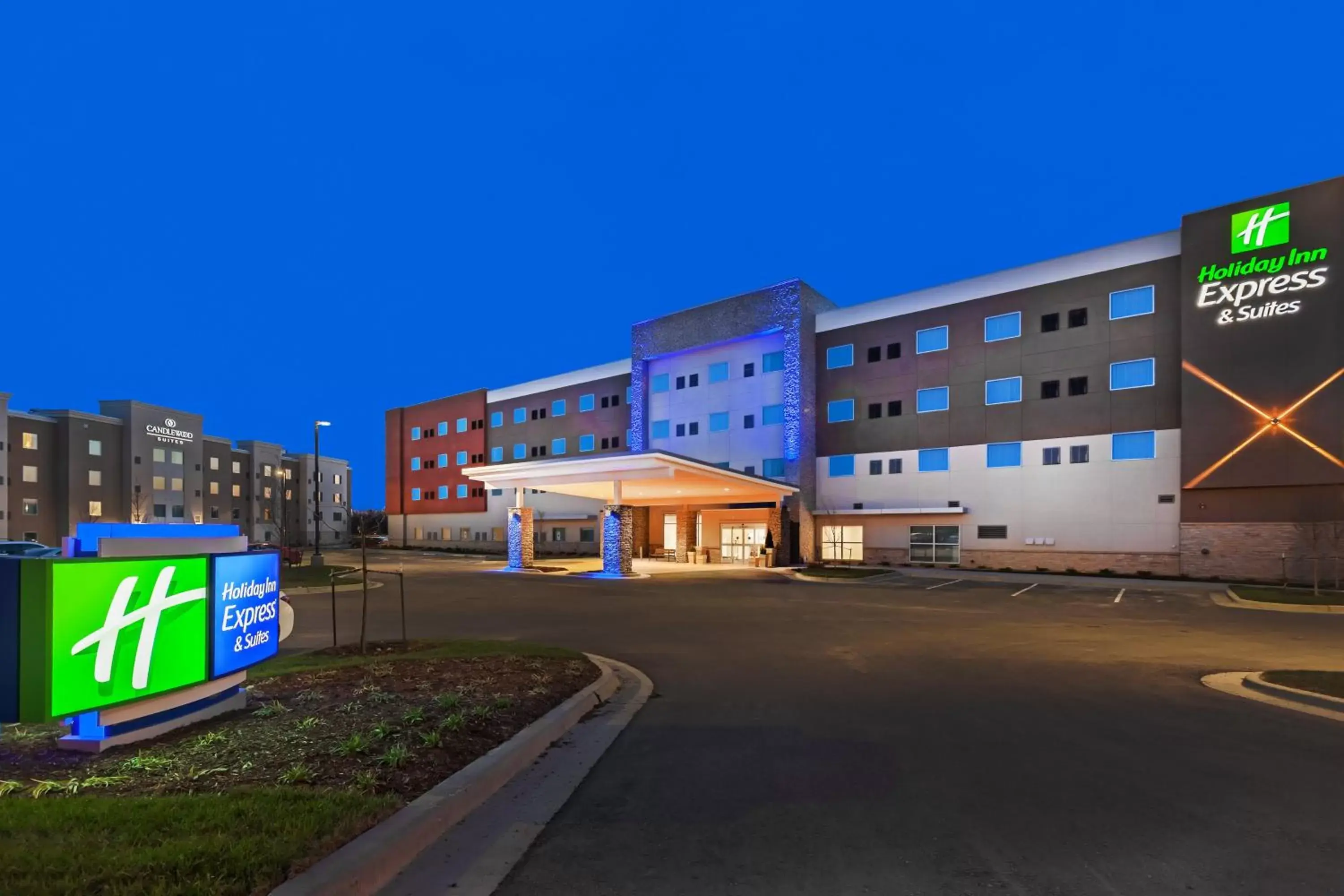 Property Building in Holiday Inn Express & Suites - Lenexa - Overland Park Area, an IHG Hotel
