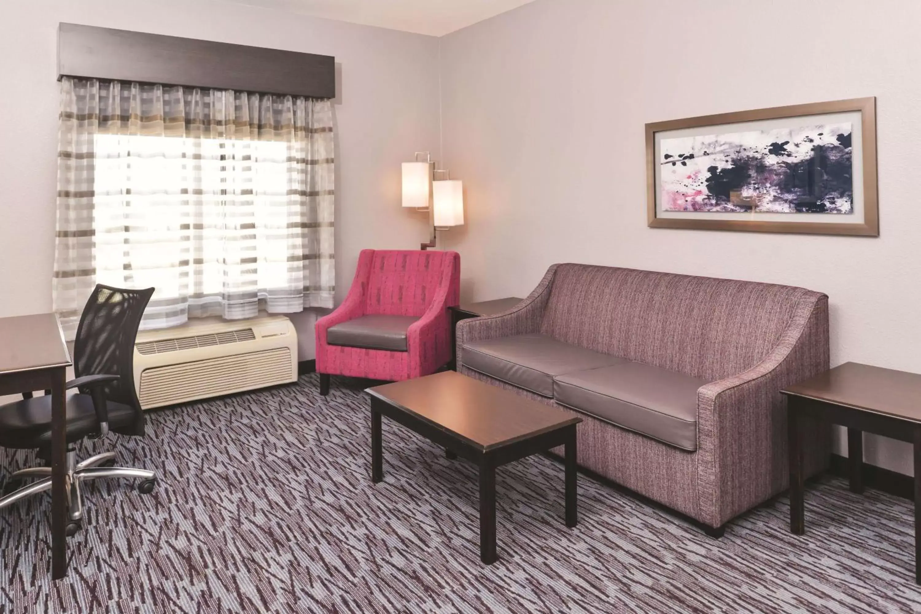 Photo of the whole room, Seating Area in La Quinta by Wyndham Abilene Mall