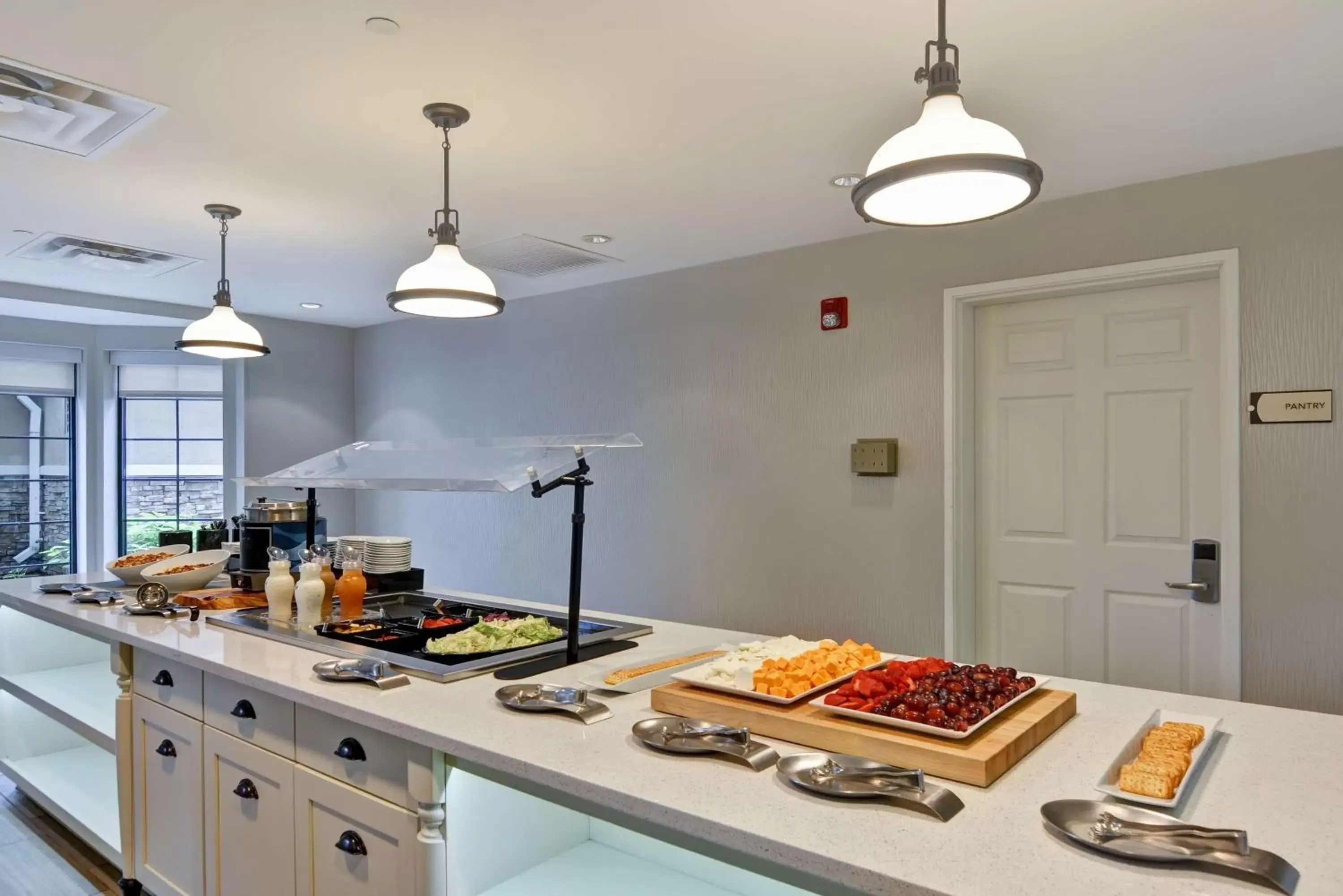 Dining area in Homewood Suites by Hilton Aurora Naperville