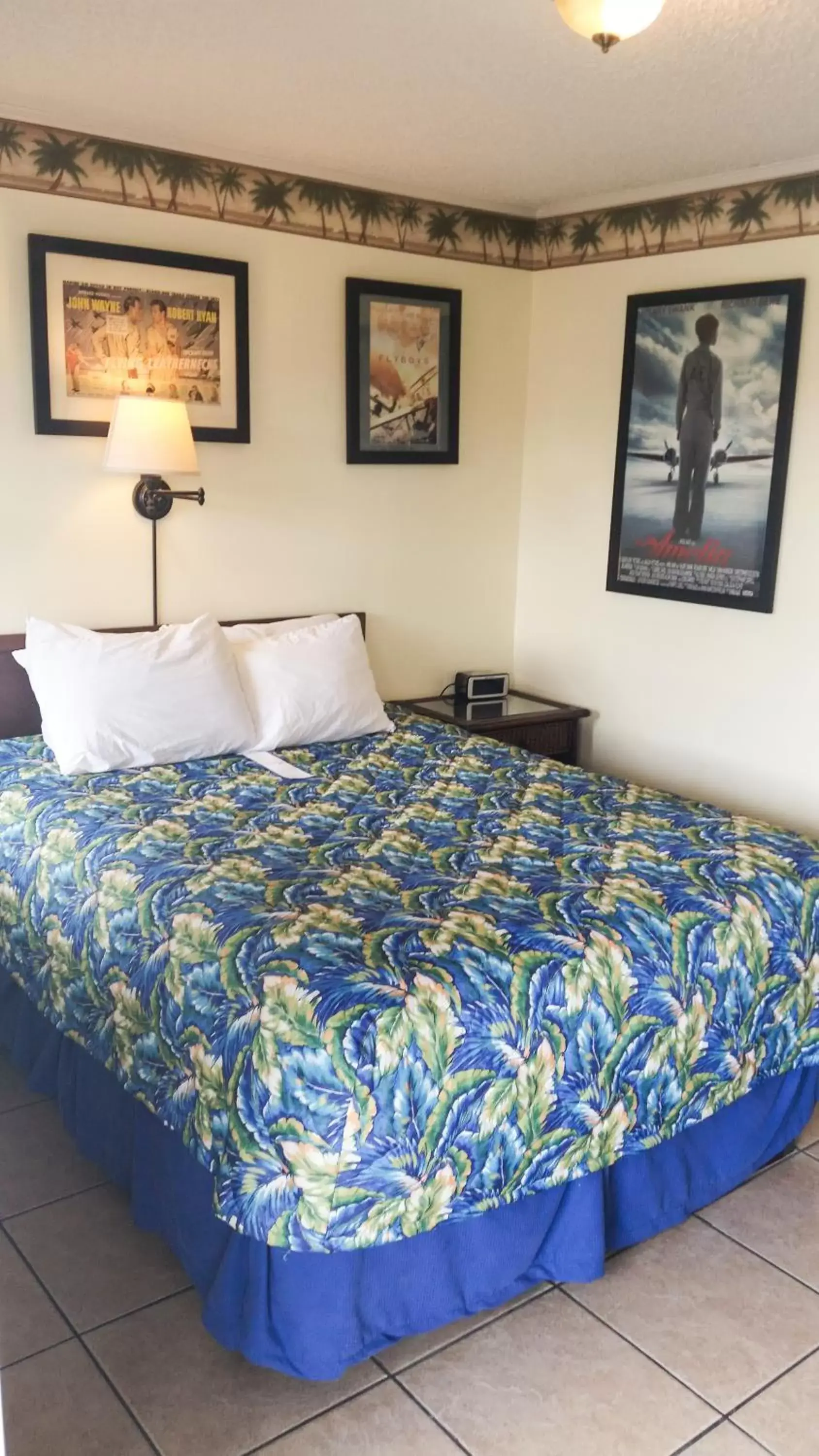 Photo of the whole room, Bed in Amelia's Landing