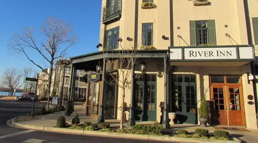 Facade/entrance, Property Building in River Inn Of Harbor Town