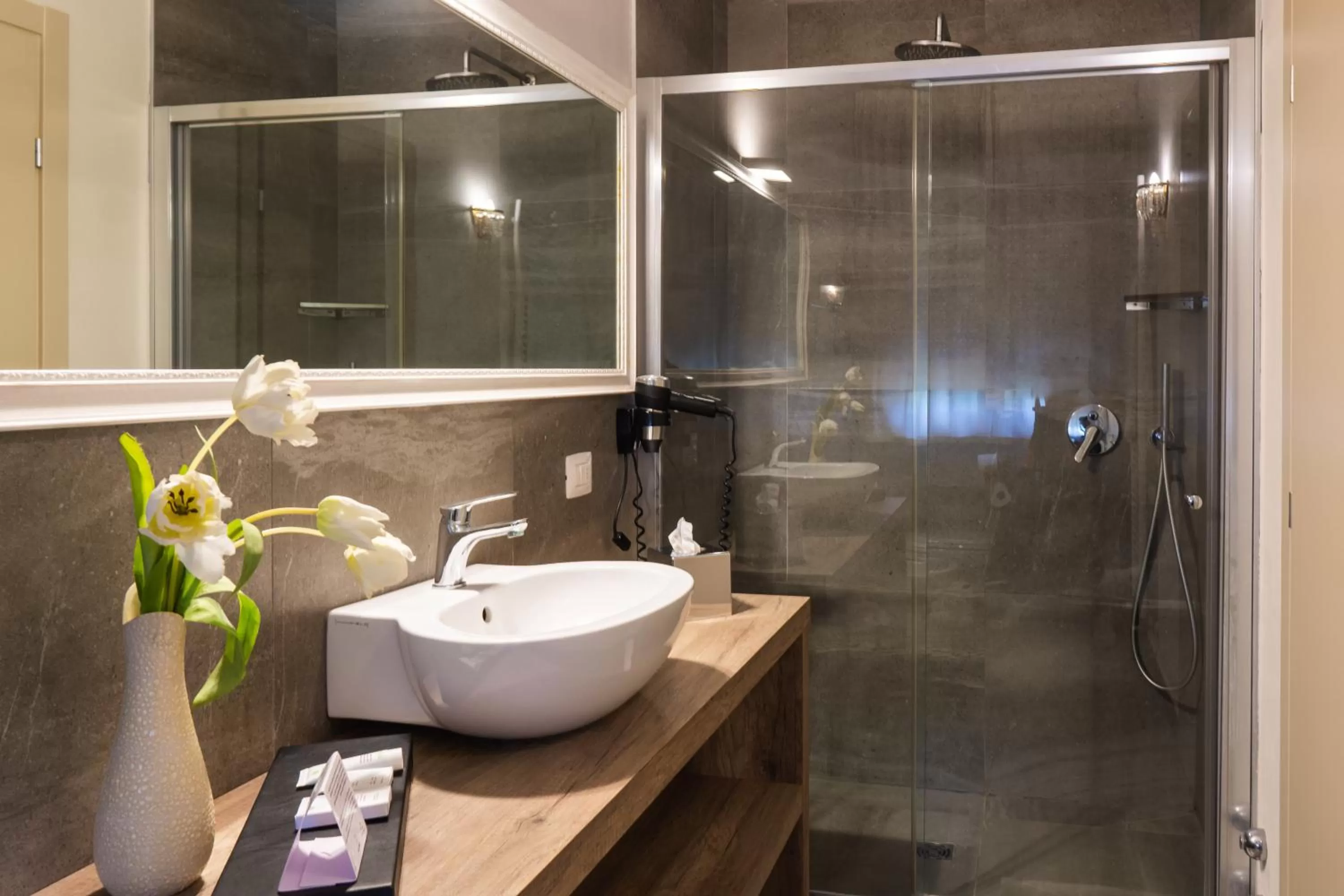 Shower in Hotel Globo