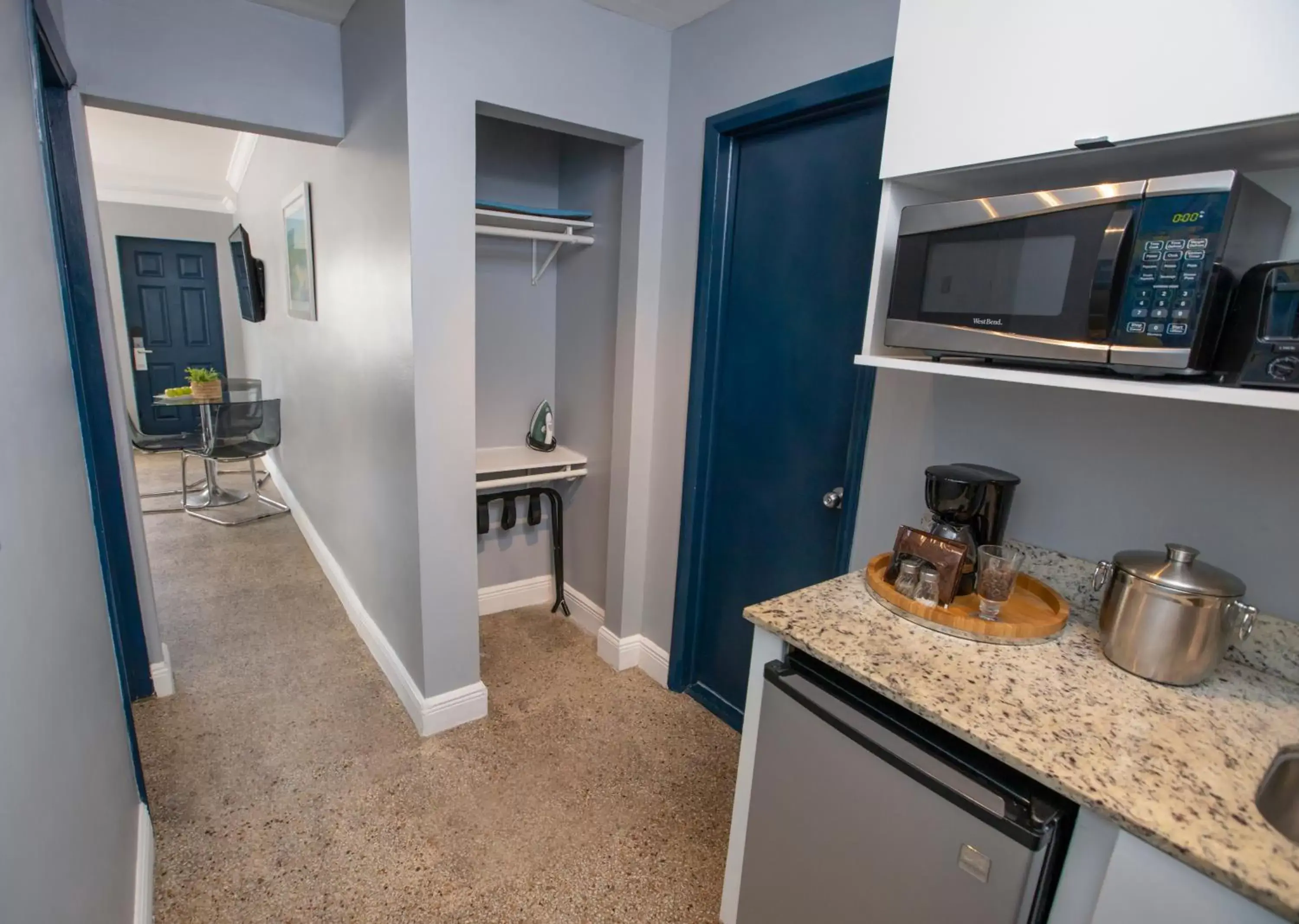 Kitchen or kitchenette, Kitchen/Kitchenette in Hollywood Beach Suites and Hotel