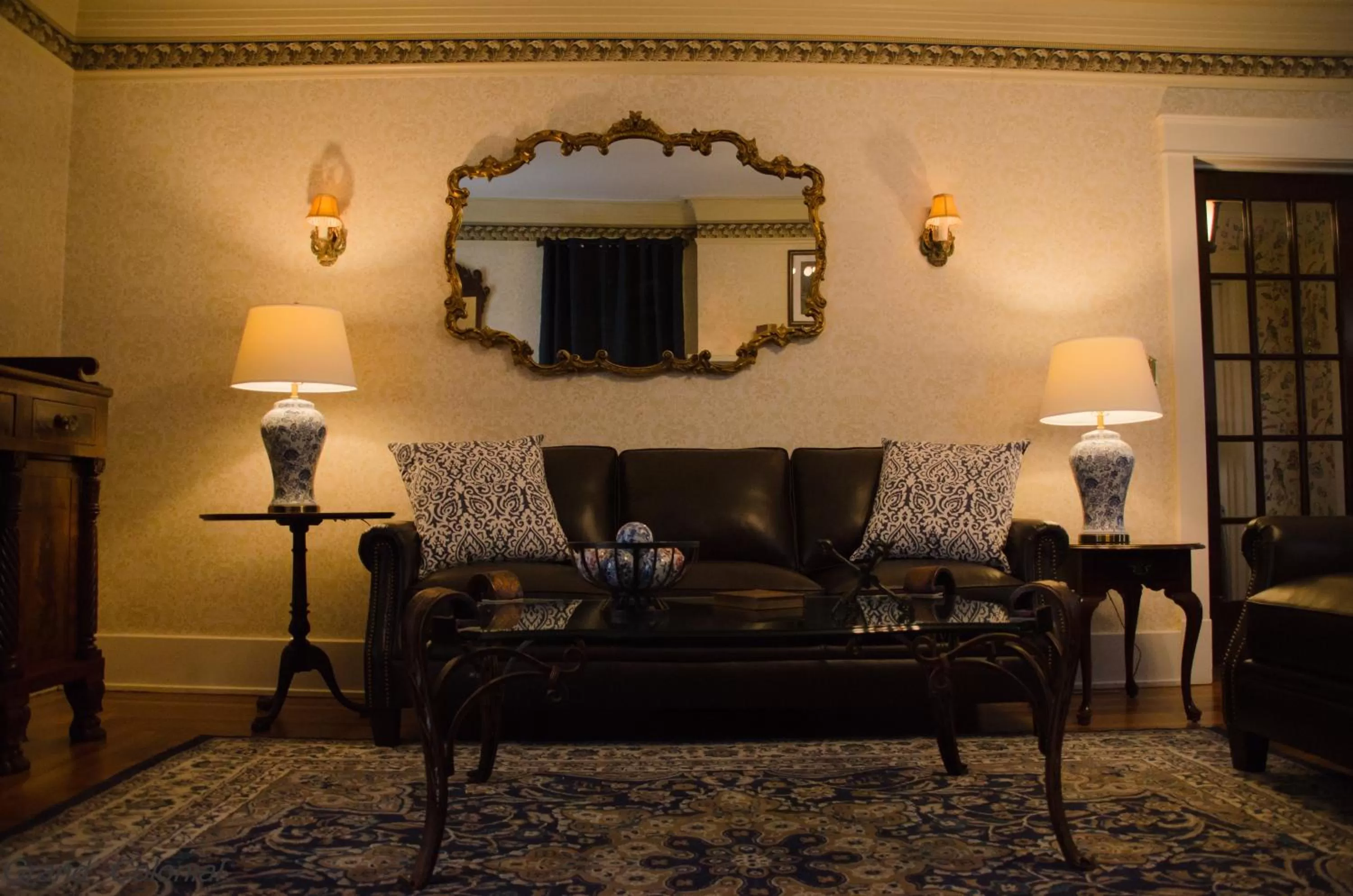 Living room, Seating Area in Grand Colonial Bed and Breakfast