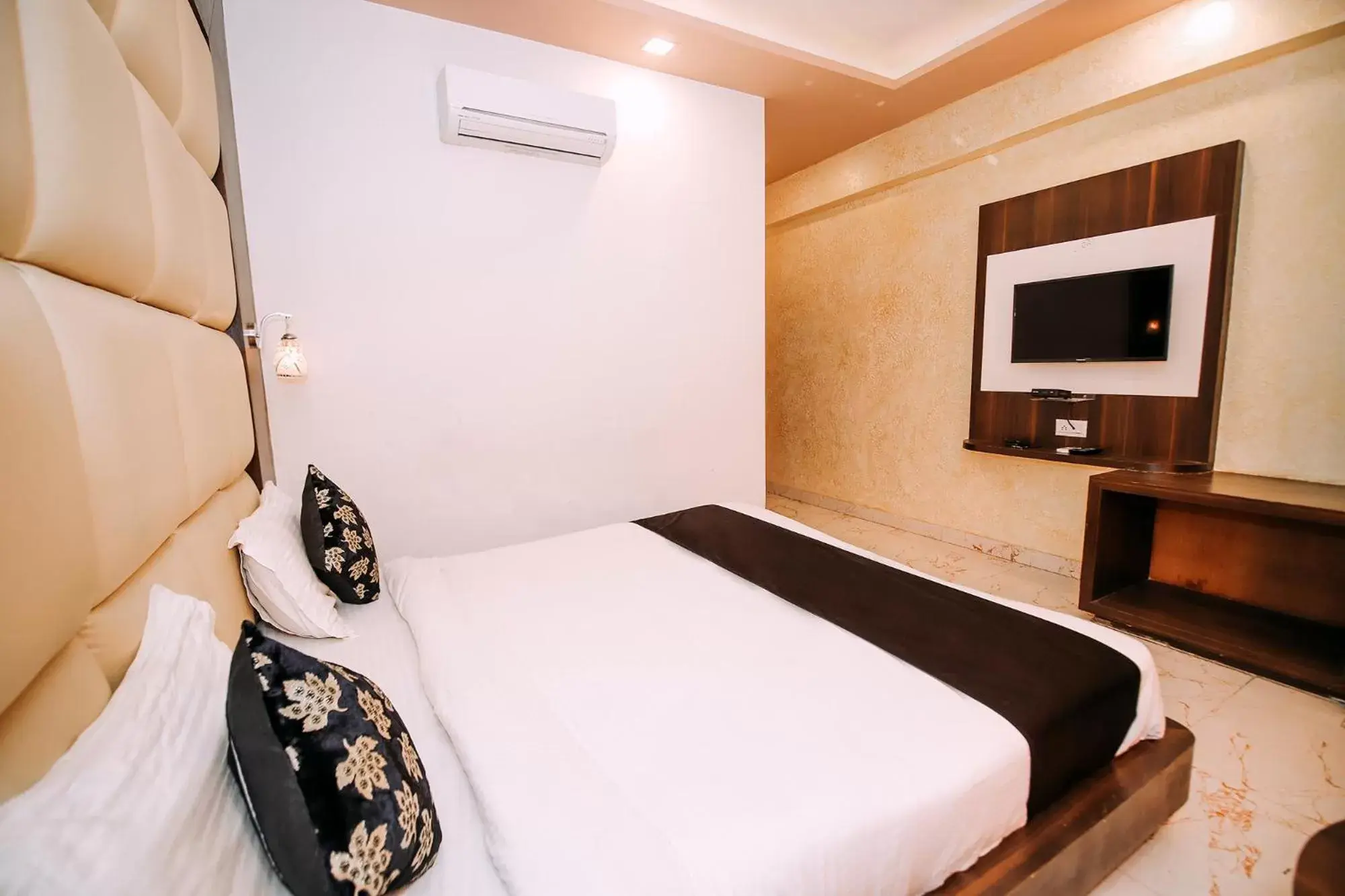 Bedroom, Bed in FabHotel Prime The Royal Galaxy Bedroom, Bed in FabHotel Prime The Royal Galaxy