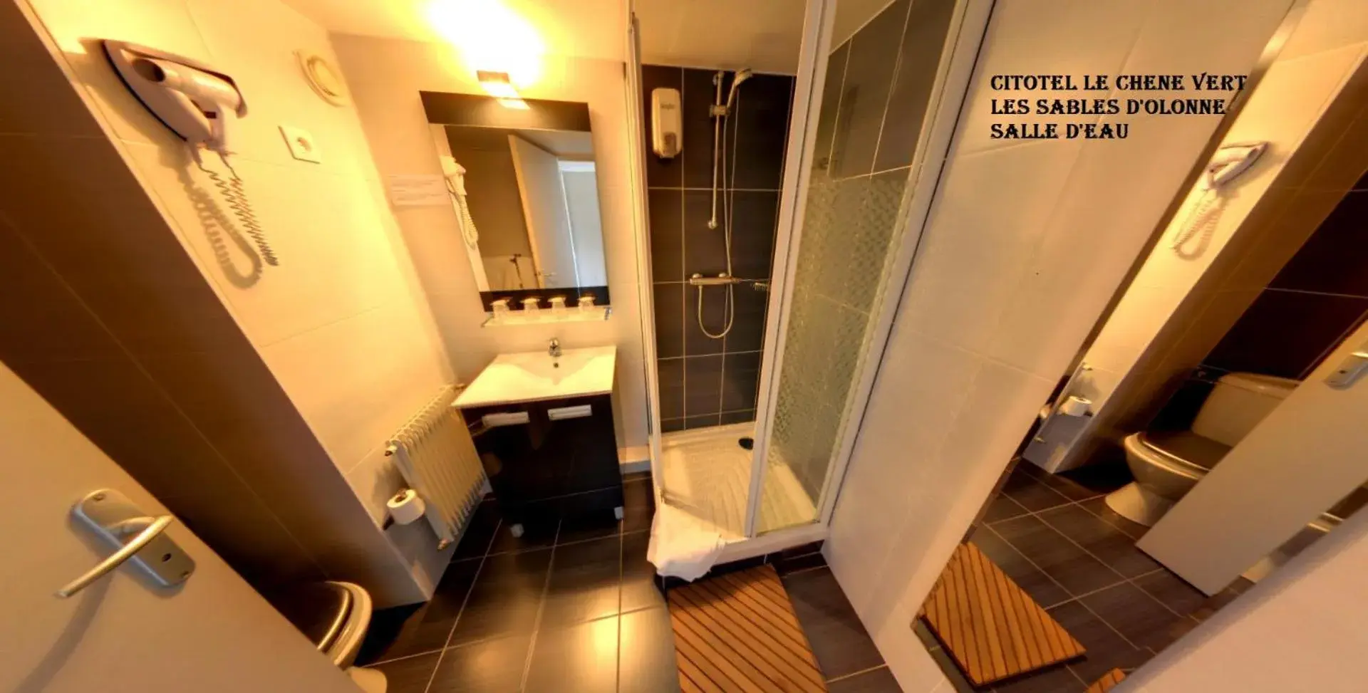 Shower in Cit'Hotel Le Chêne Vert