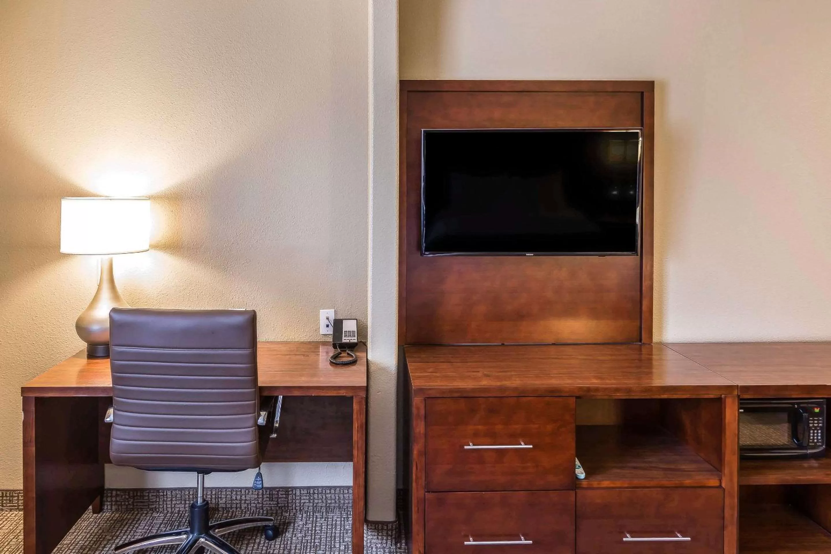 Communal lounge/ TV room, TV/Entertainment Center in Comfort Suites San Jose Airport
