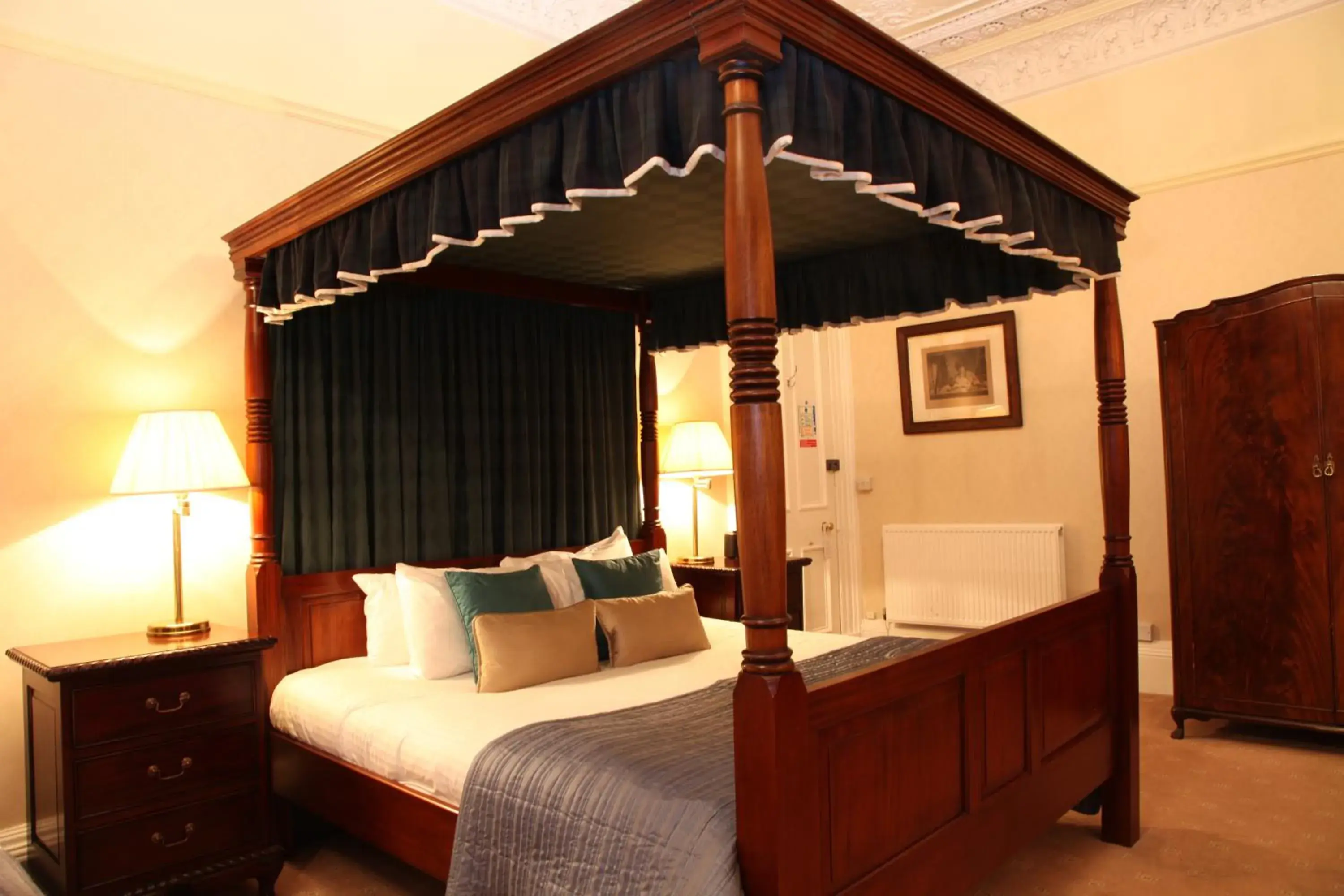 Bedroom, Bed in Kildonan Lodge Hotel