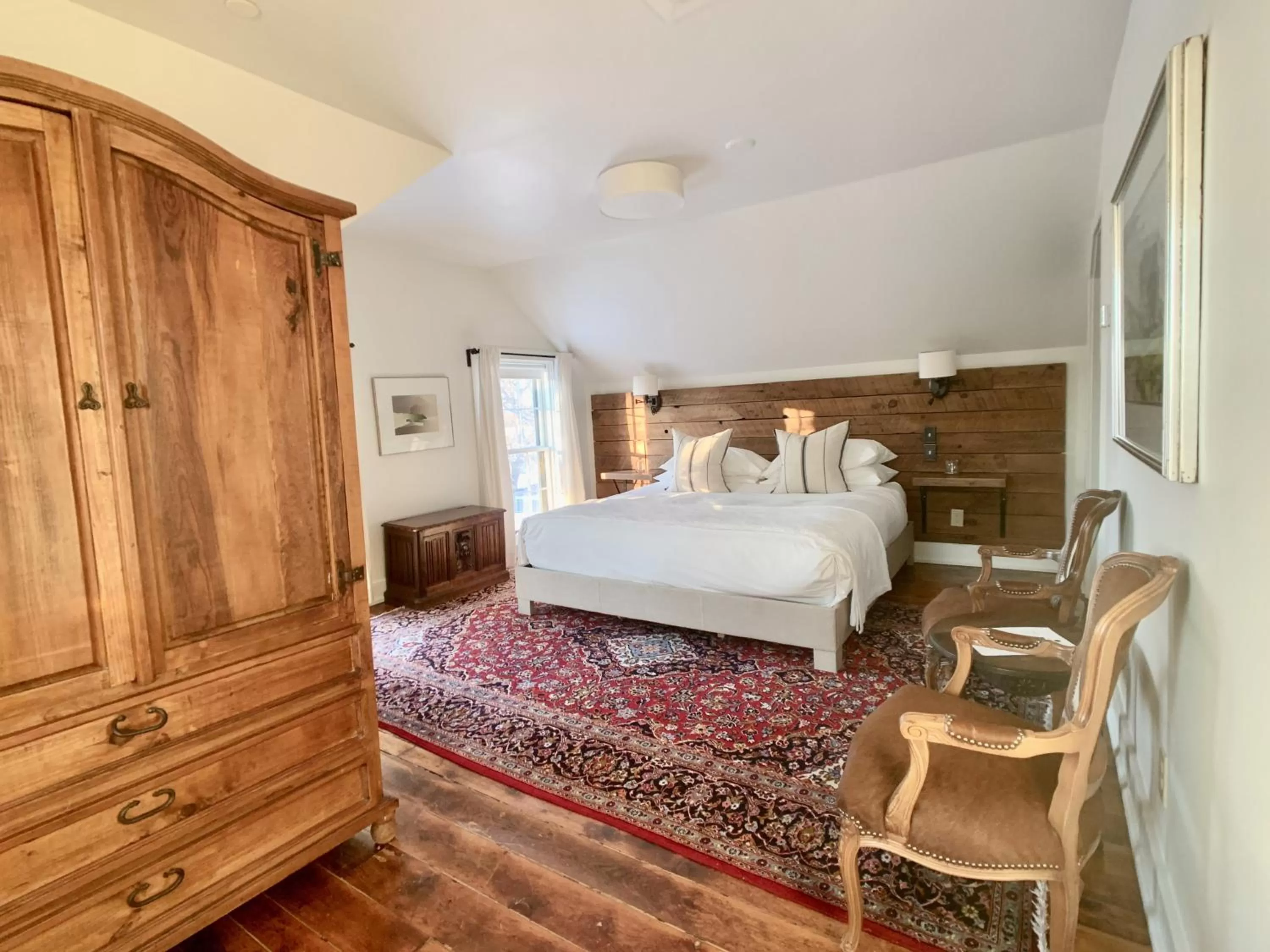 Photo of the whole room, Bed in Woodbourne Inn