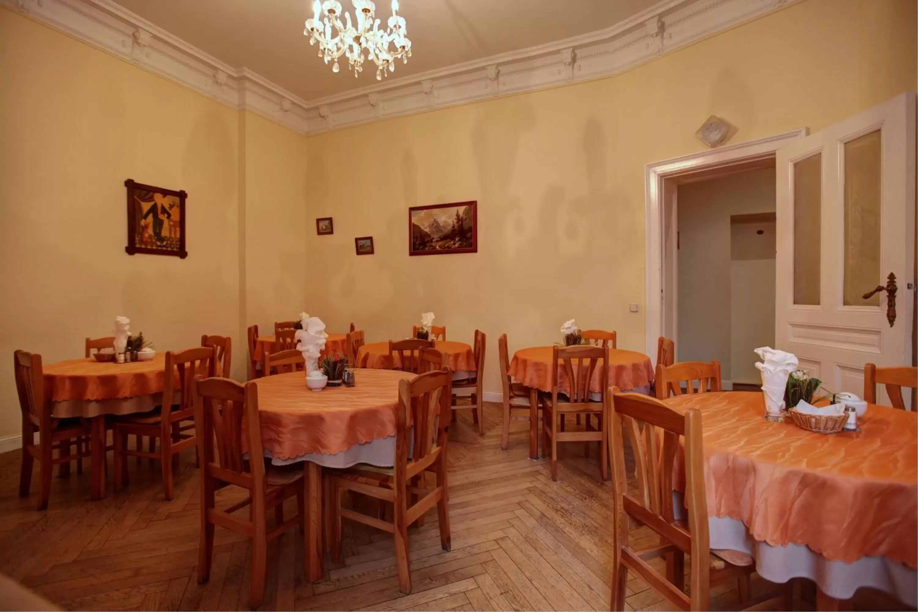 Restaurant/places to eat in Hotel Pension Bernstein am Kurfürstendamm Restaurant/places to eat in Hotel Pension Bernstein am Kurfürstendamm