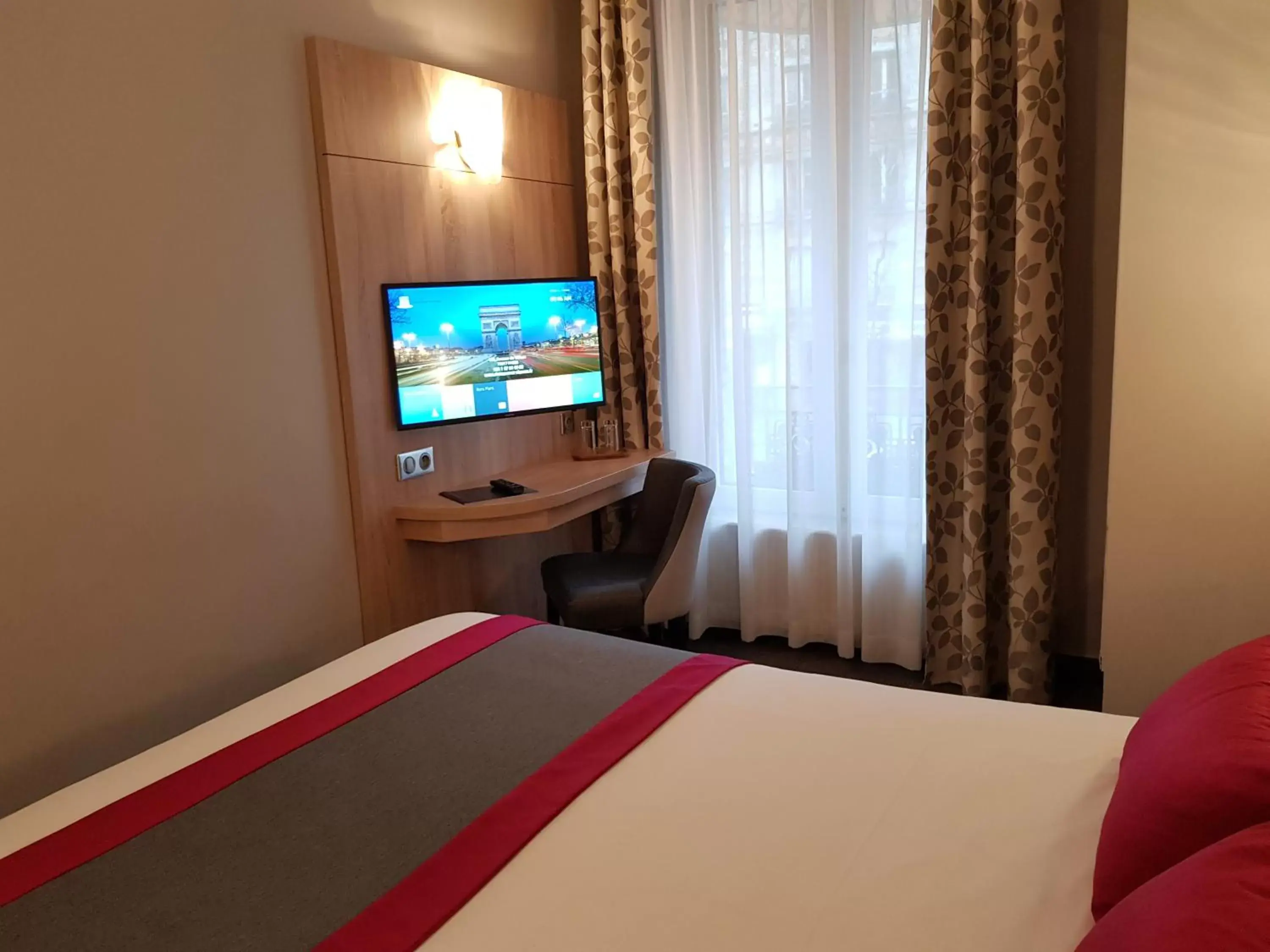 TV and multimedia, Bed in Hotel Champerret Elysees