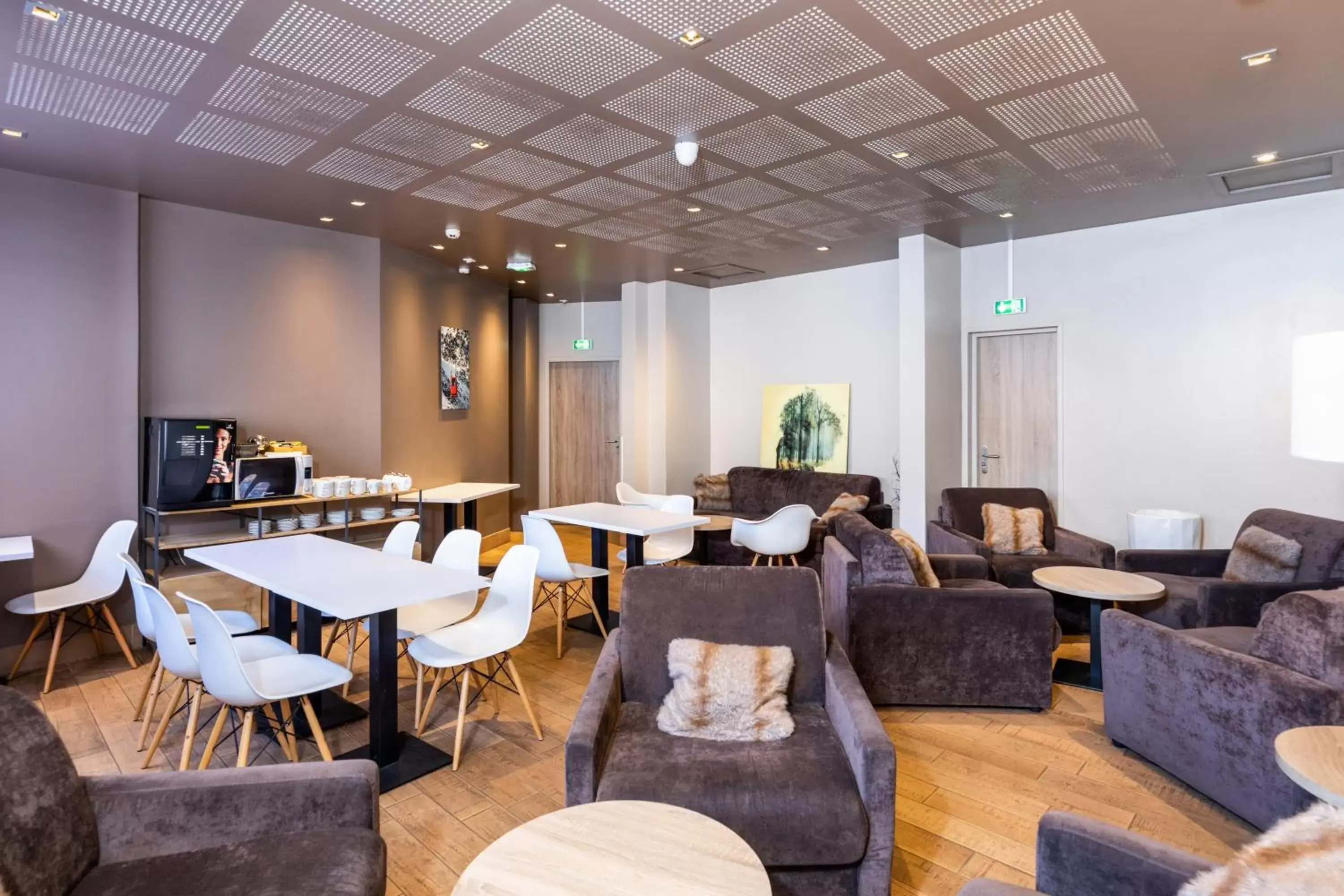 Lounge or bar, Restaurant/Places to Eat in SOWELL HOTELS Le Parc & Spa