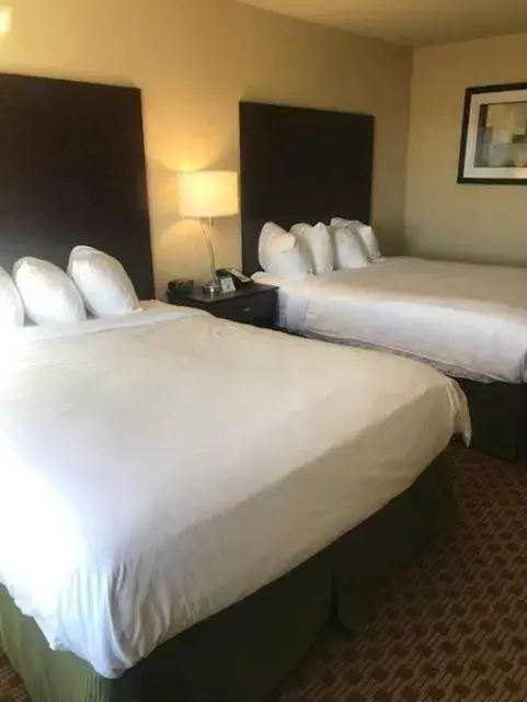 Bed in Cobblestone Inn & Suites - Harper