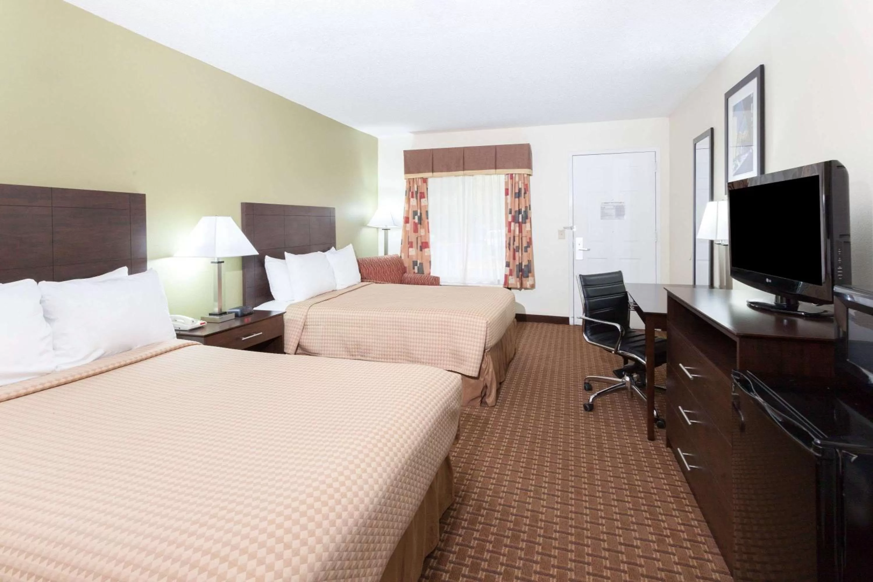 Photo of the whole room, Bed in Super 8 by Wyndham Decatur/Dntn/Atlanta Area