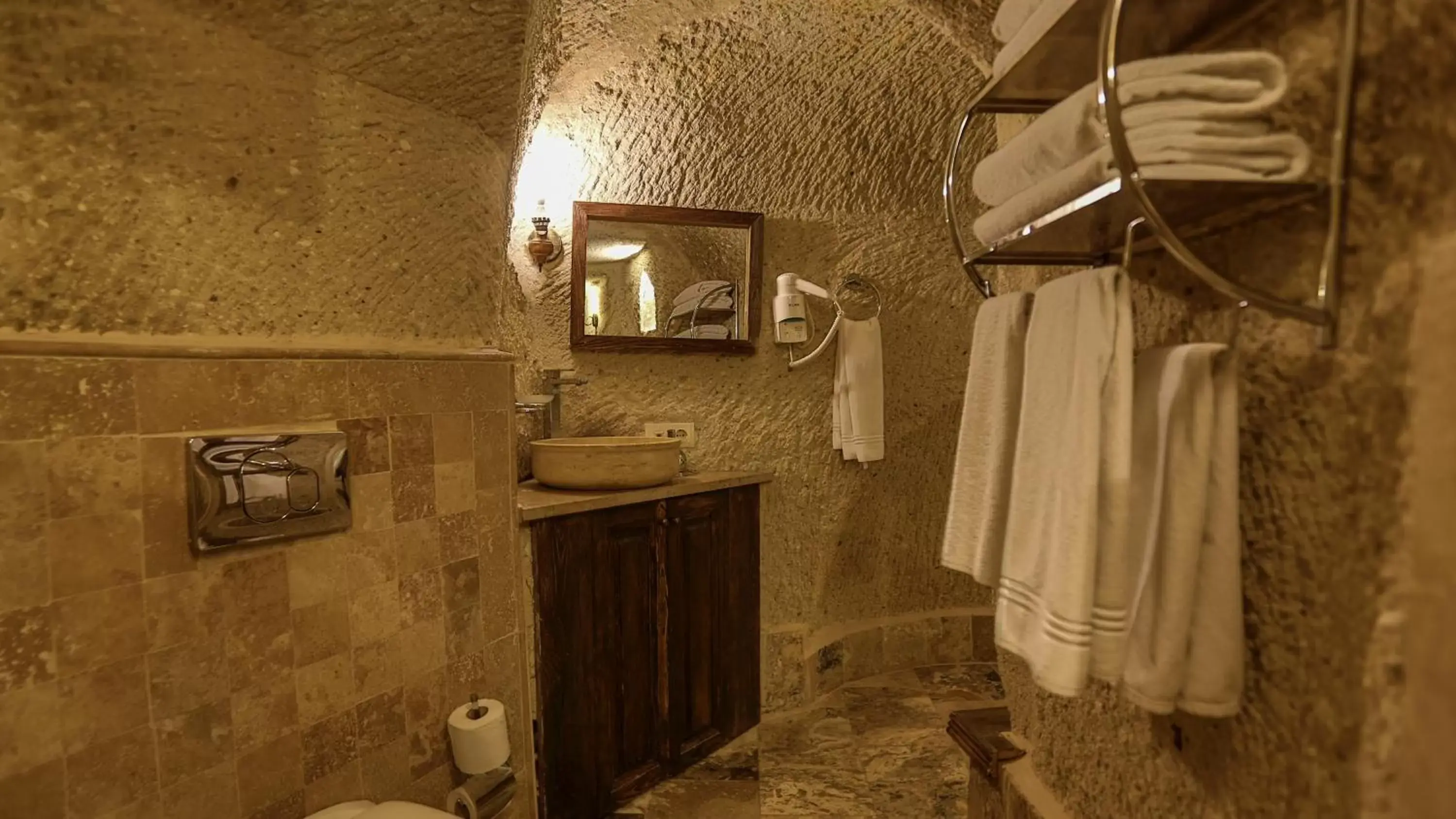 Bathroom, TV/Entertainment Center in Hidden Cave Hotel