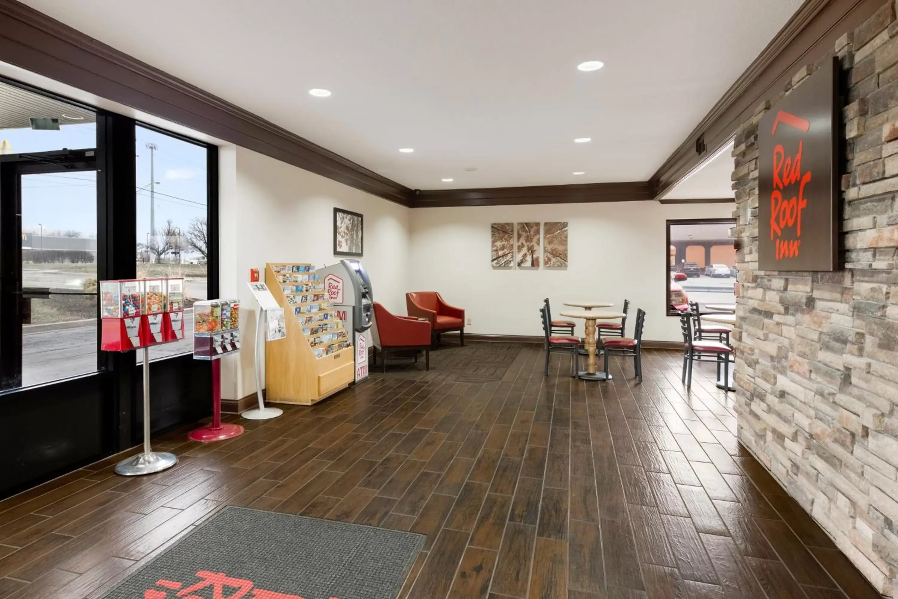 Lobby or reception, Restaurant/Places to Eat in Red Roof Inn Fort Wayne