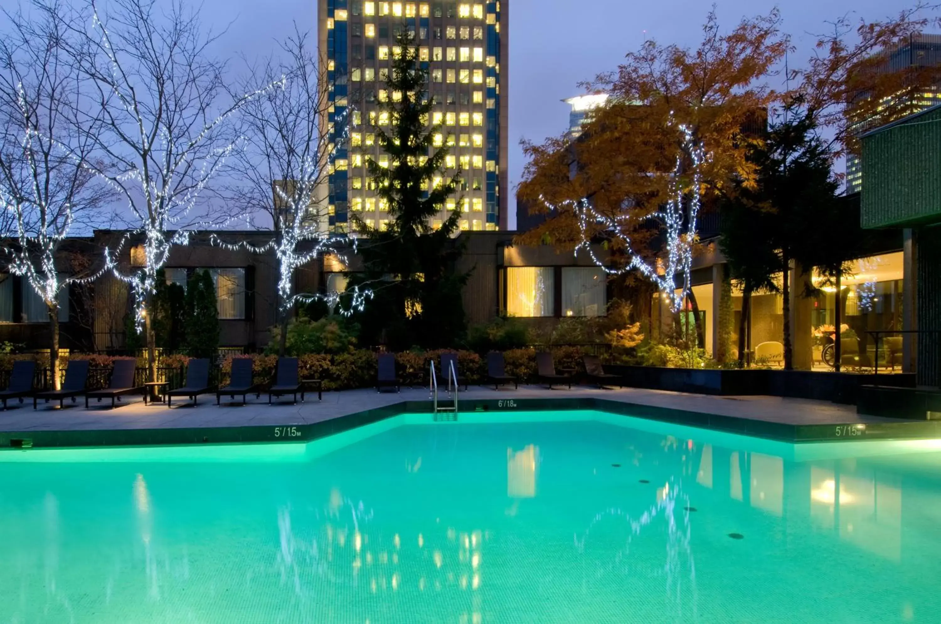 Swimming pool, Property Building in Hotel Bonaventure Montreal