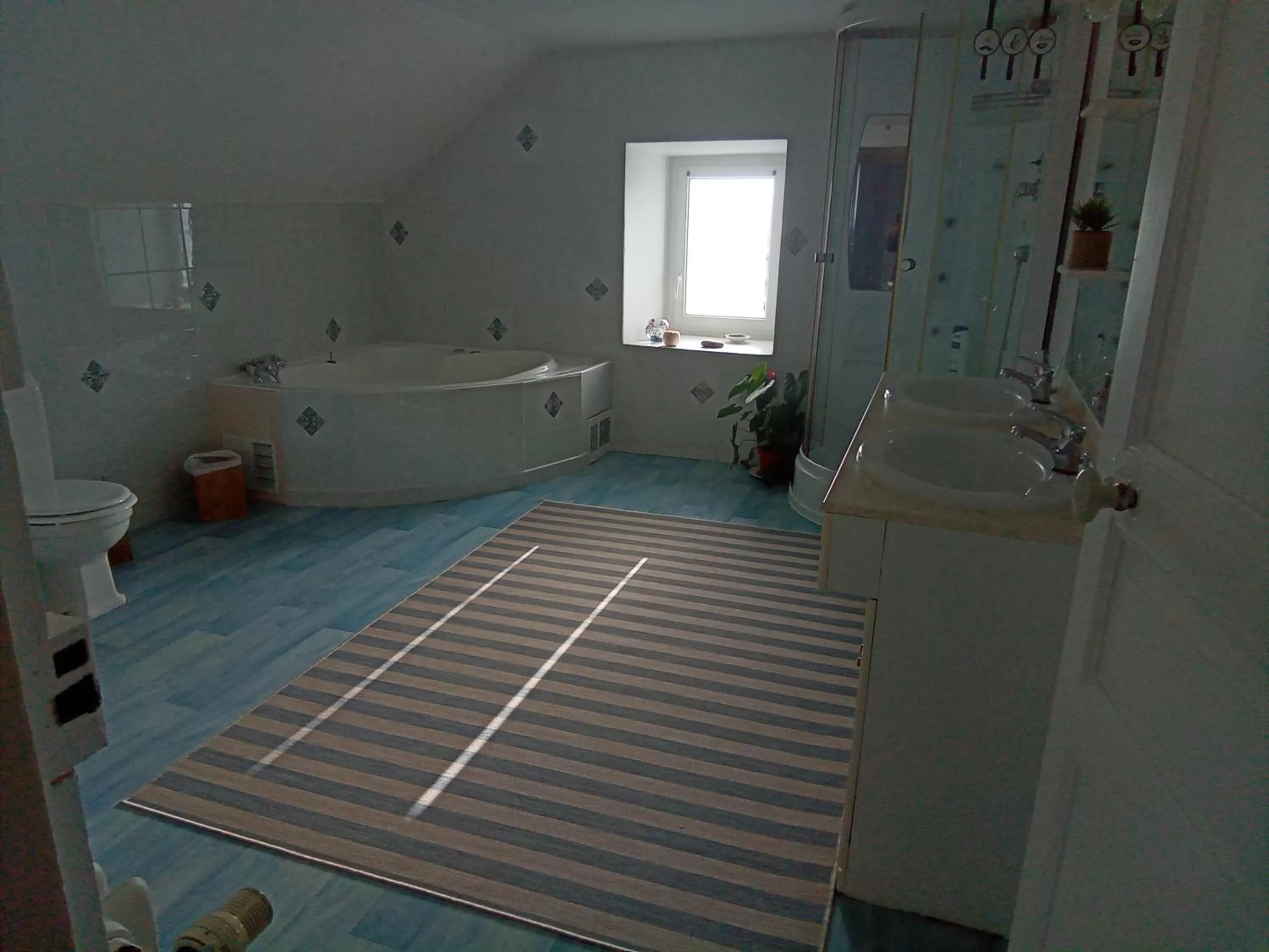 Shower, Bed in La chambre de la boule d 'or