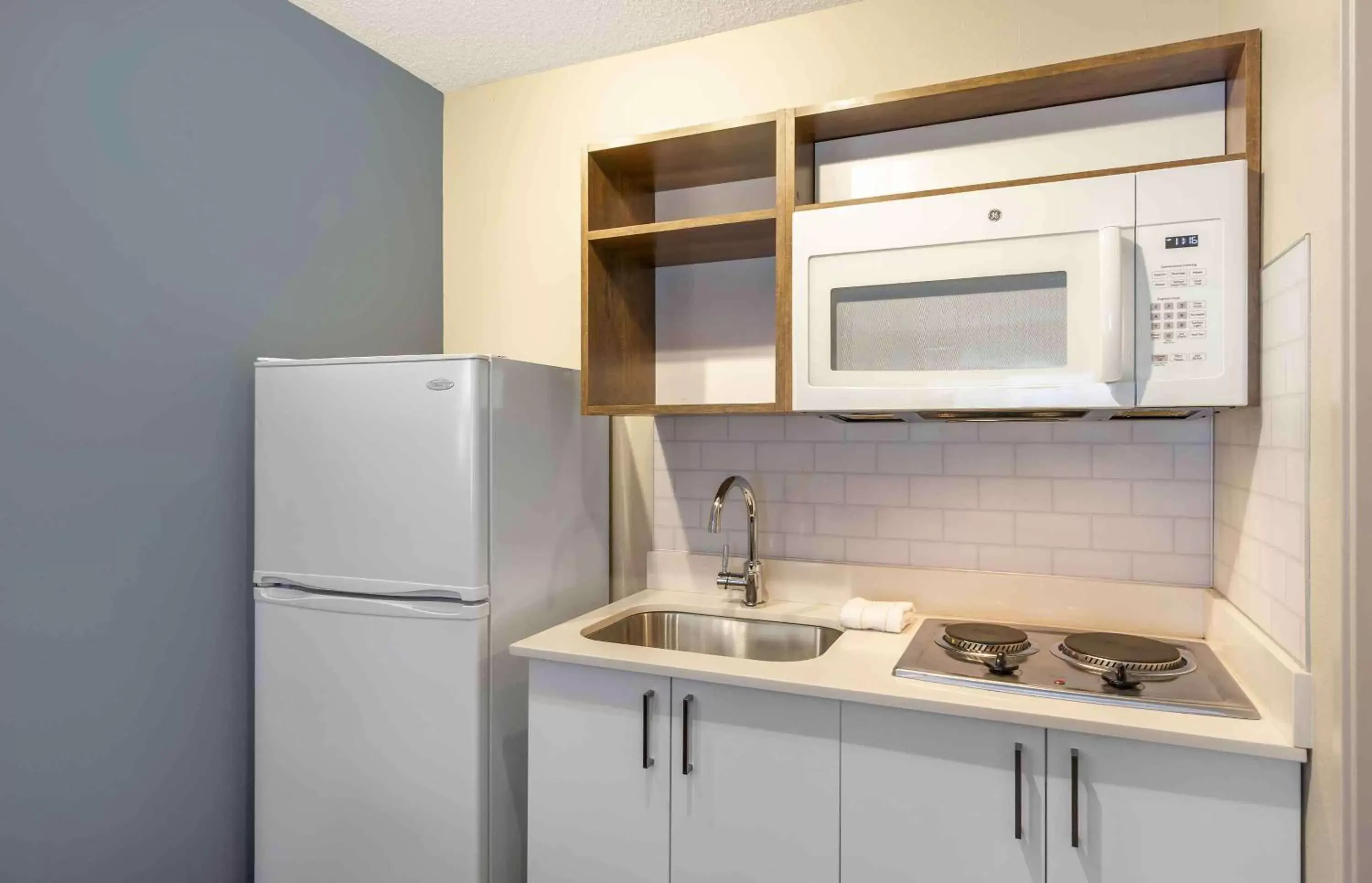 Bedroom, Kitchen/Kitchenette in Extended Stay America Suites - Seattle - Redmond
