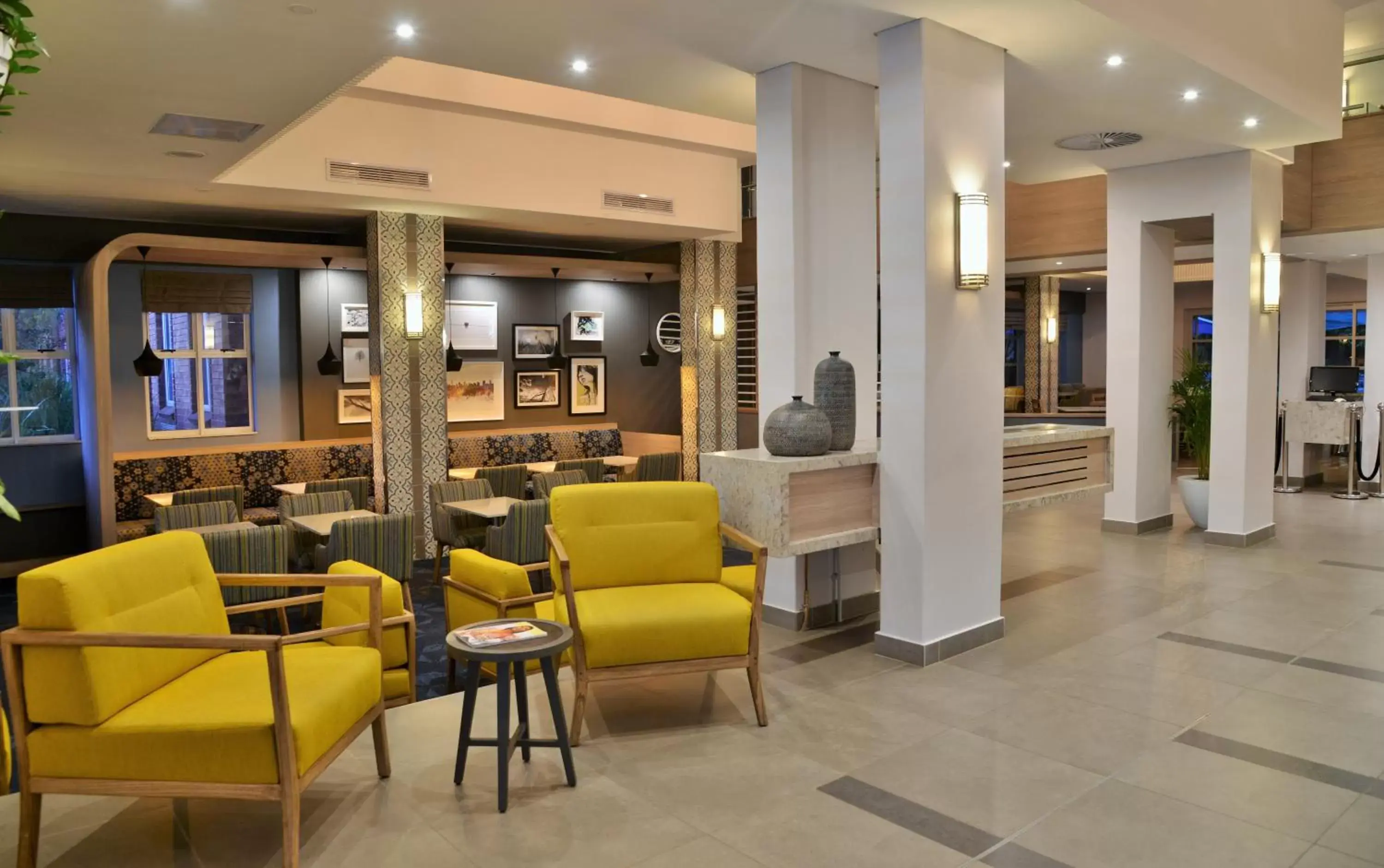 Lobby or reception, Lounge/Bar in Town Lodge Menlo Park