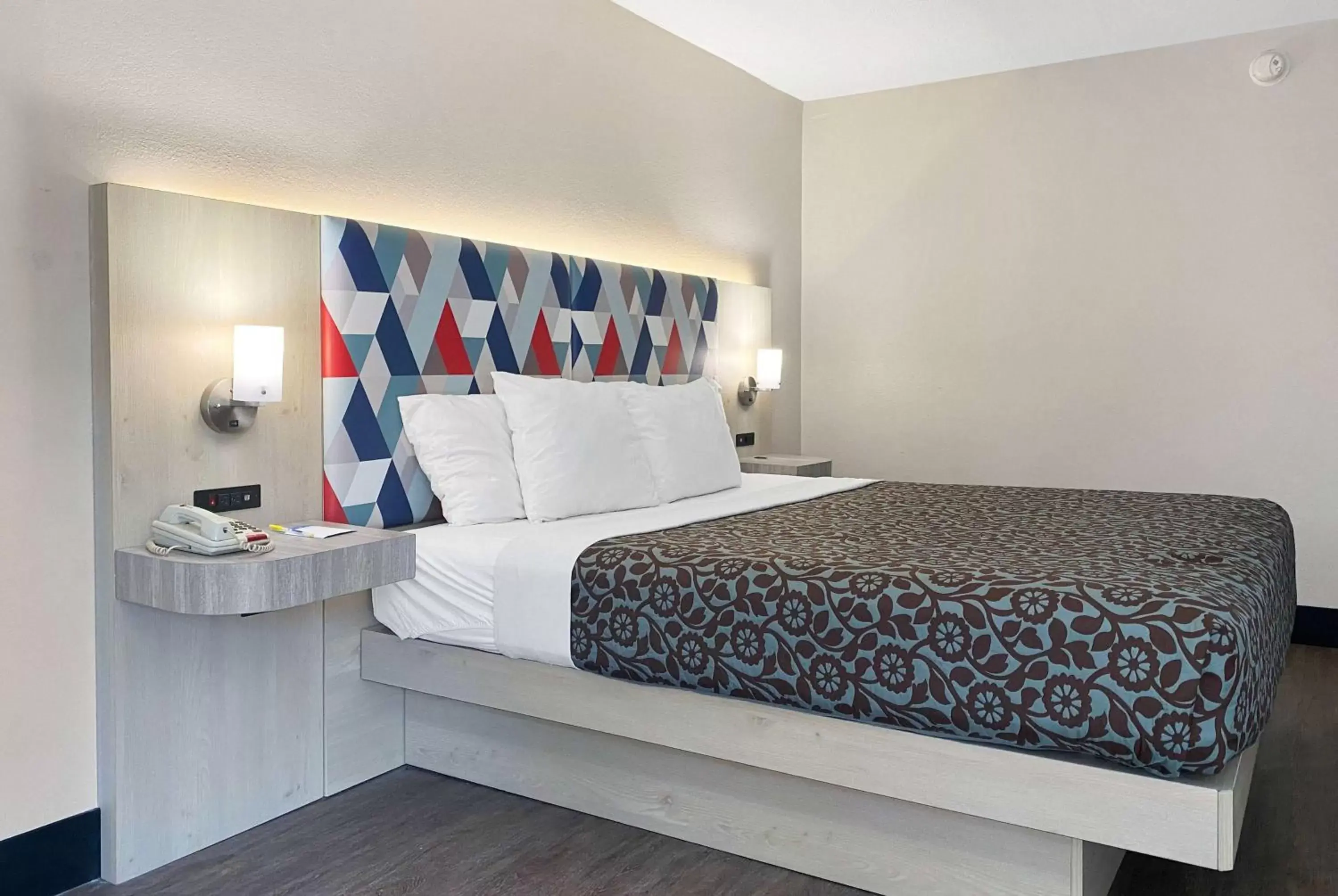 Photo of the whole room, Bed in Days Inn & Suites by Wyndham Peachtree Corners Norcross Photo of the whole room, Bed in Days Inn & Suites by Wyndham Peachtree Corners Norcross