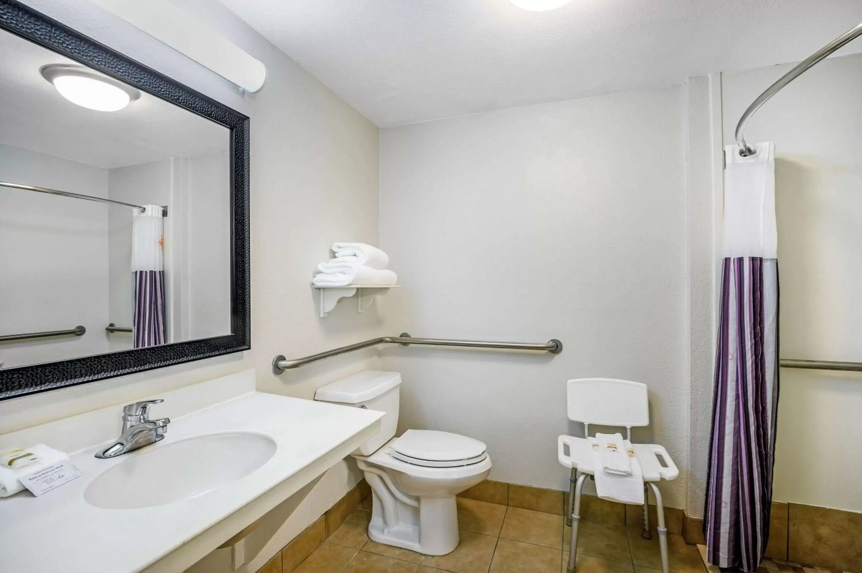 Shower, Bathroom in La Quinta by Wyndham Myrtle Beach Broadway Area